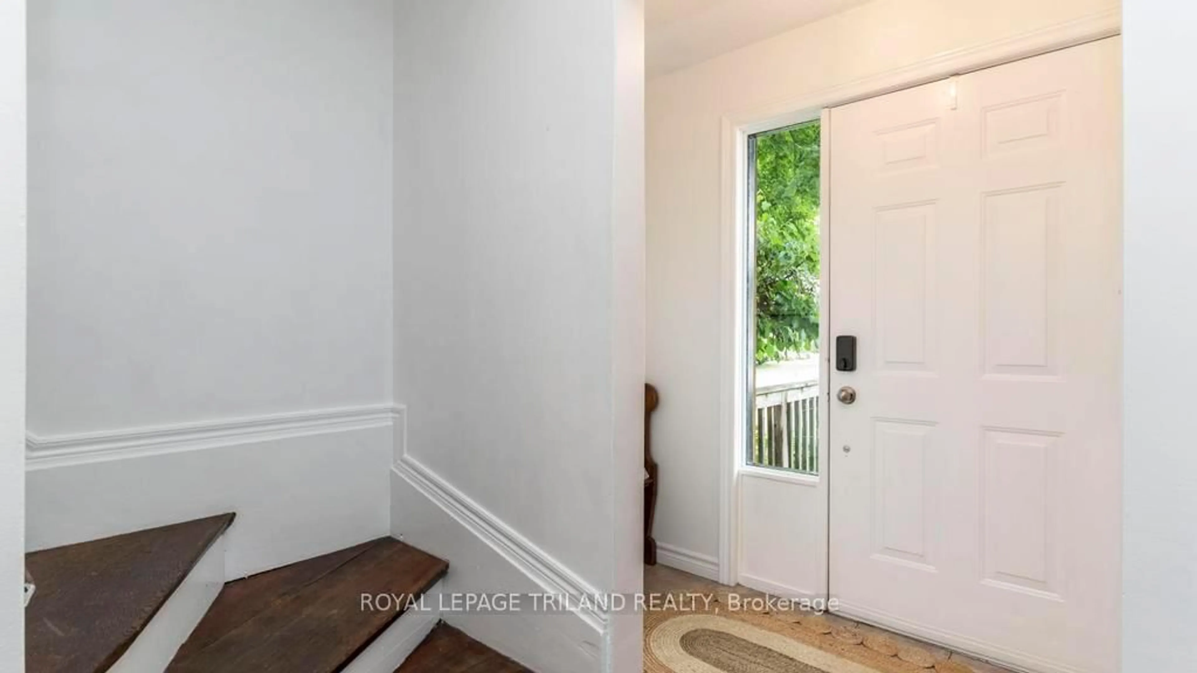 Indoor entryway for 90 QUEEN St, Thames Centre Ontario N0L 1G2