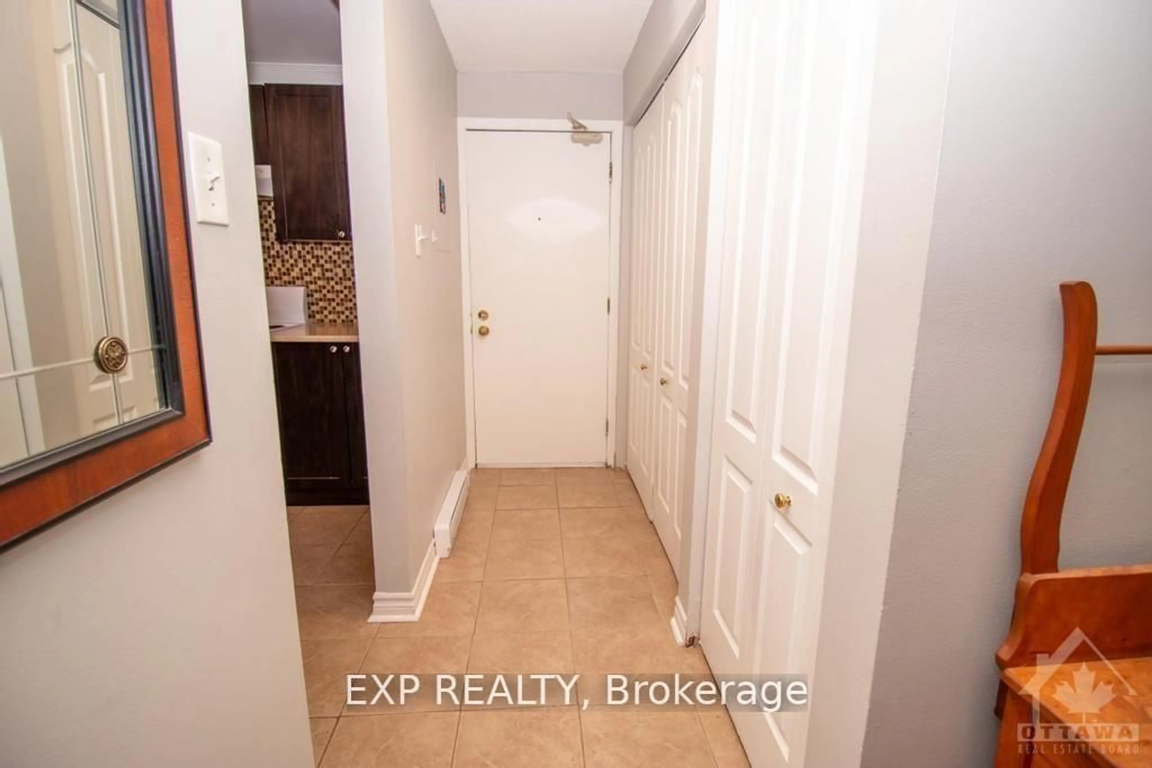 Indoor entryway for 244 CHARLOTTE St #1, Ottawa Ontario K1N 8L3