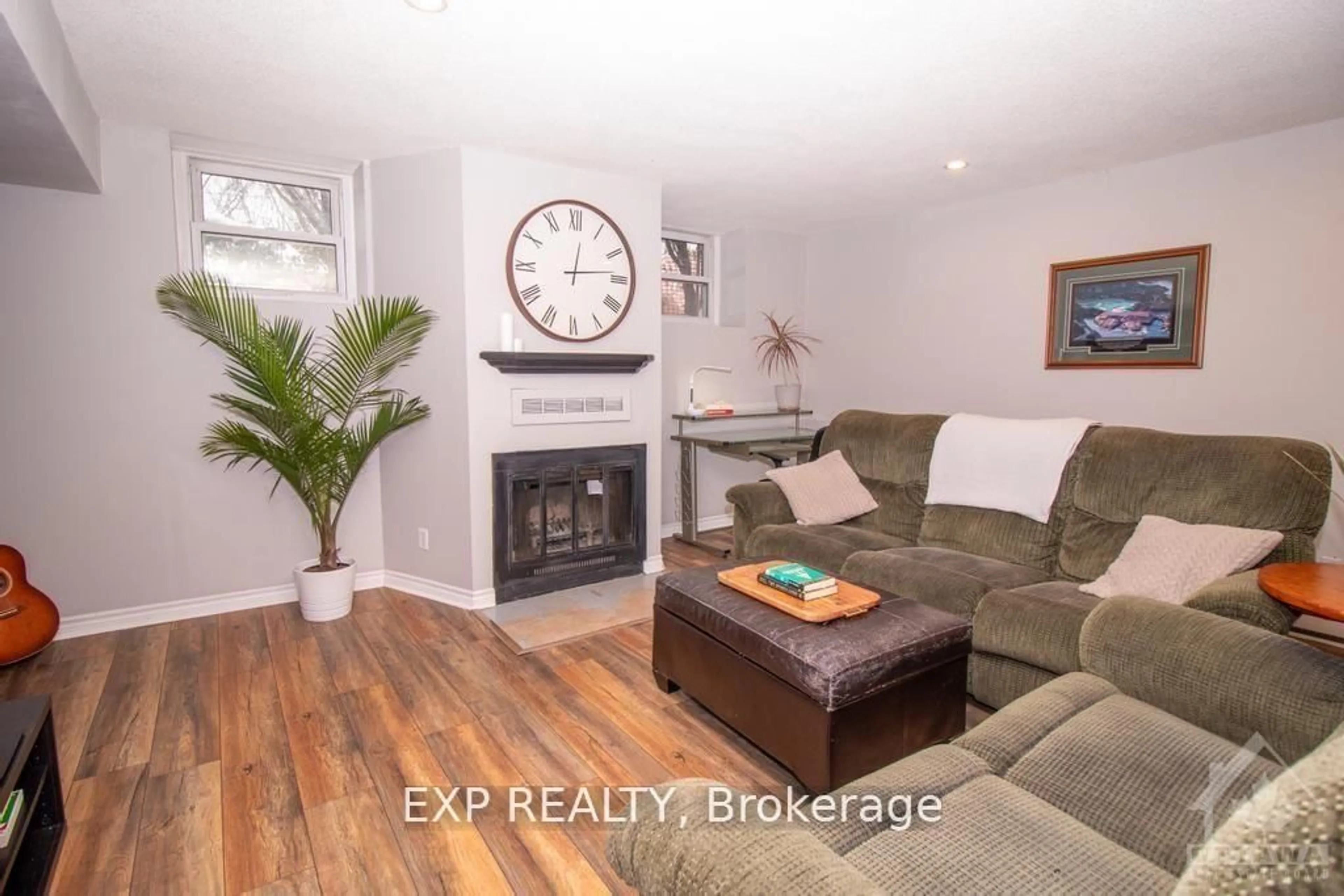 Living room with furniture, wood/laminate floor for 244 CHARLOTTE St #1, Ottawa Ontario K1N 8L3
