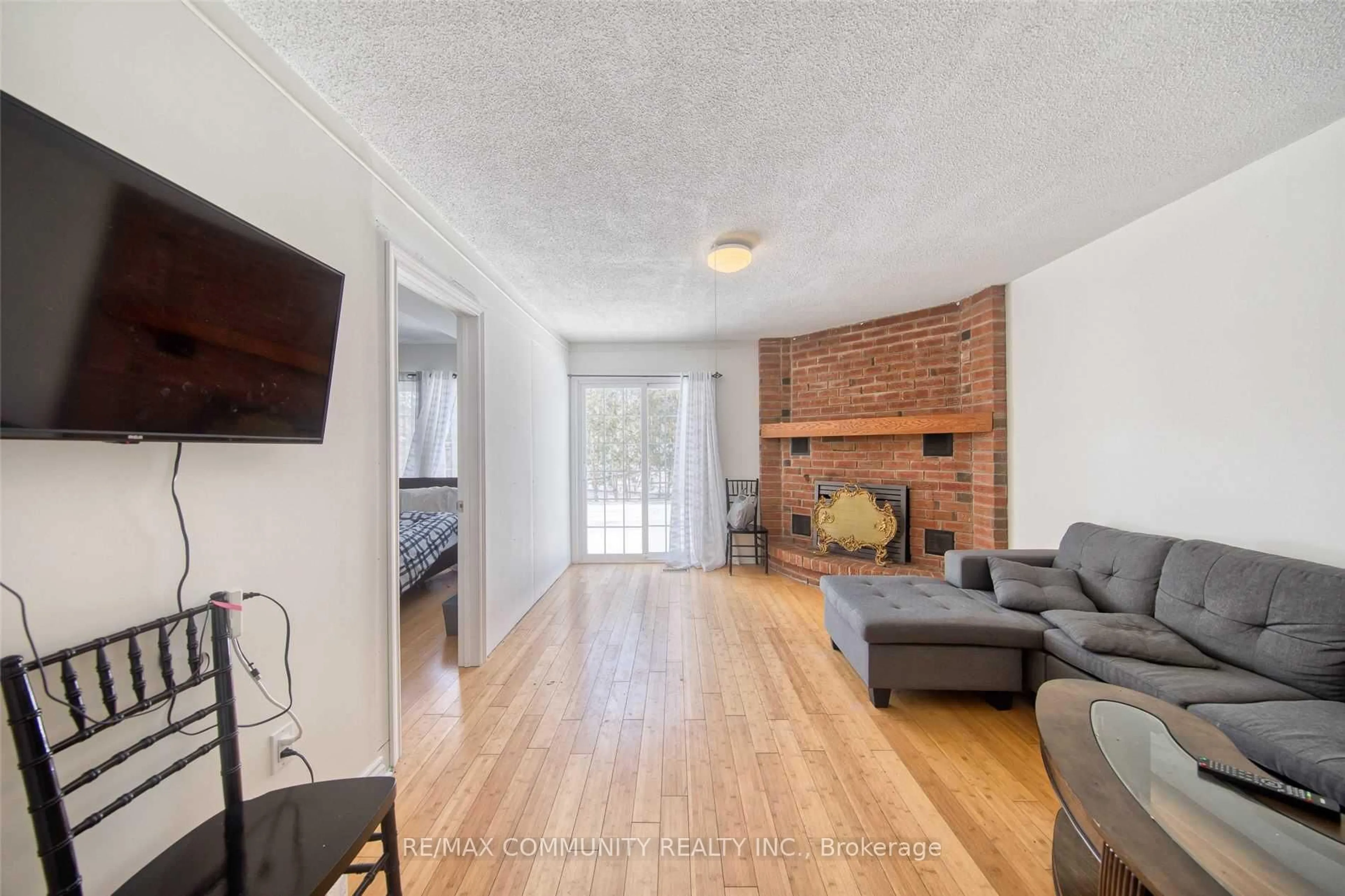 Living room with furniture, unknown for 60 Keefer Rd, Thorold Ontario L2V 4T4