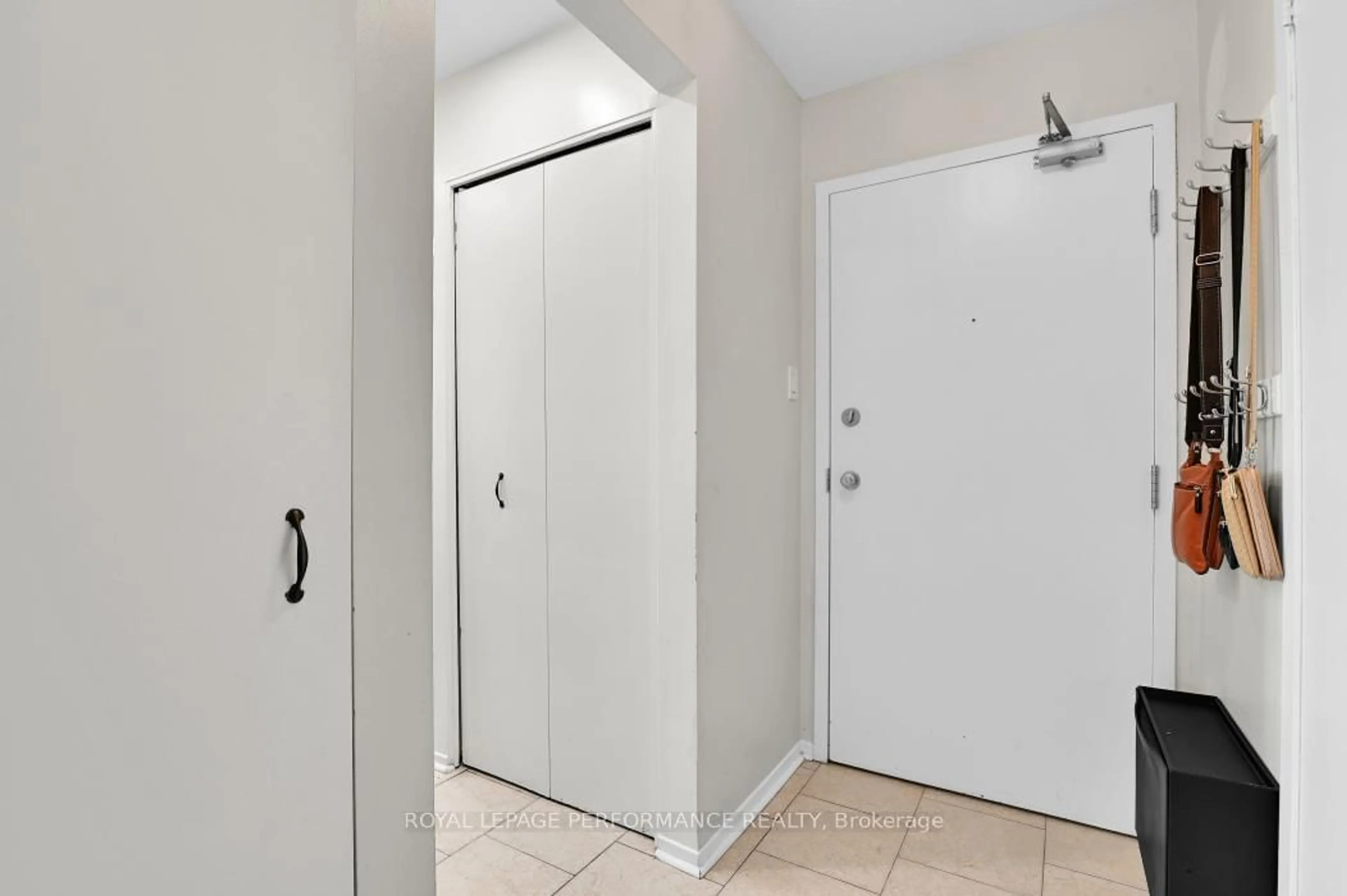 Indoor entryway for 250 Brittany Dr #409, Ottawa Ontario K1K 4M1