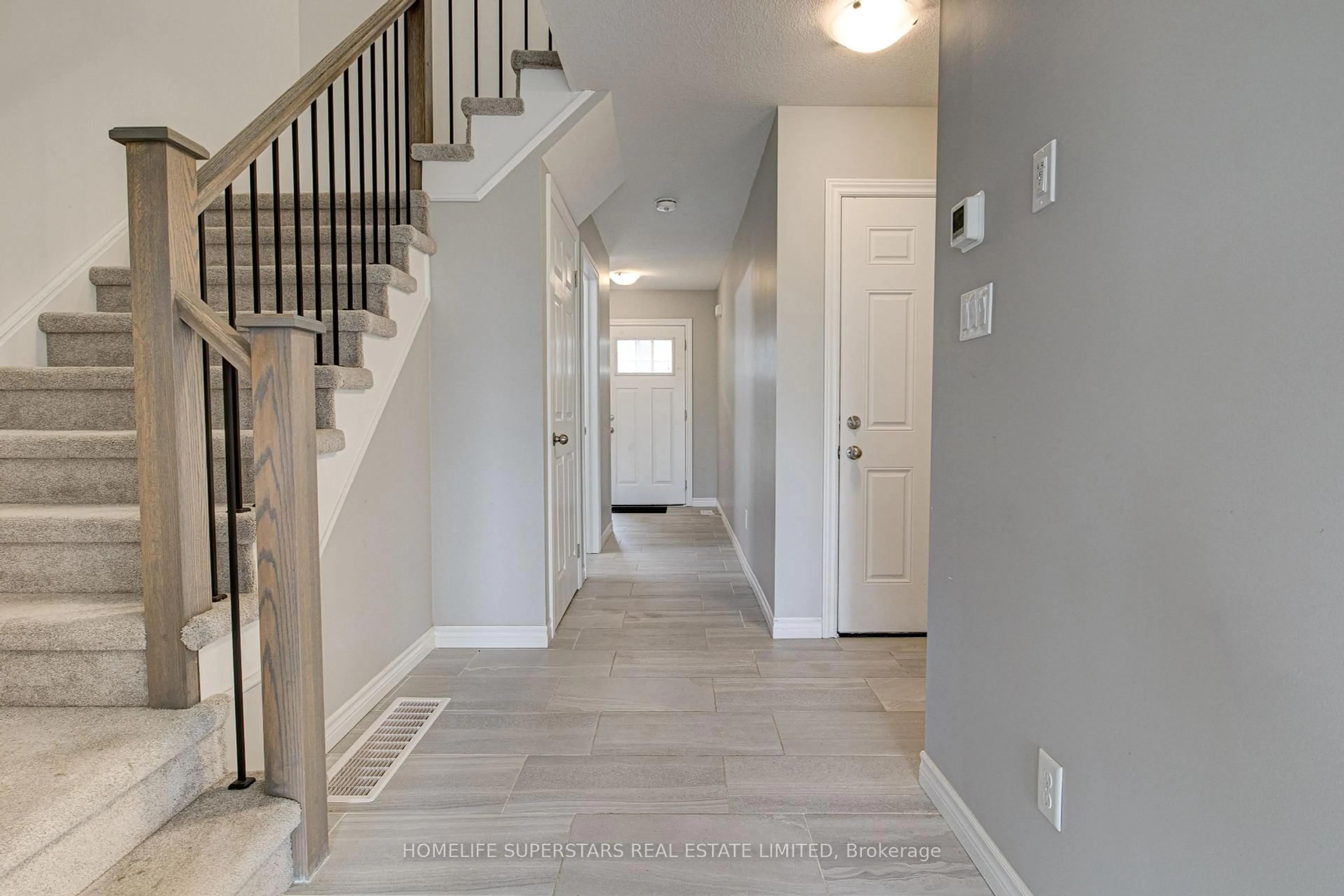 Indoor entryway for 33 Woodedge Circ, Kitchener Ontario N2R 0M8