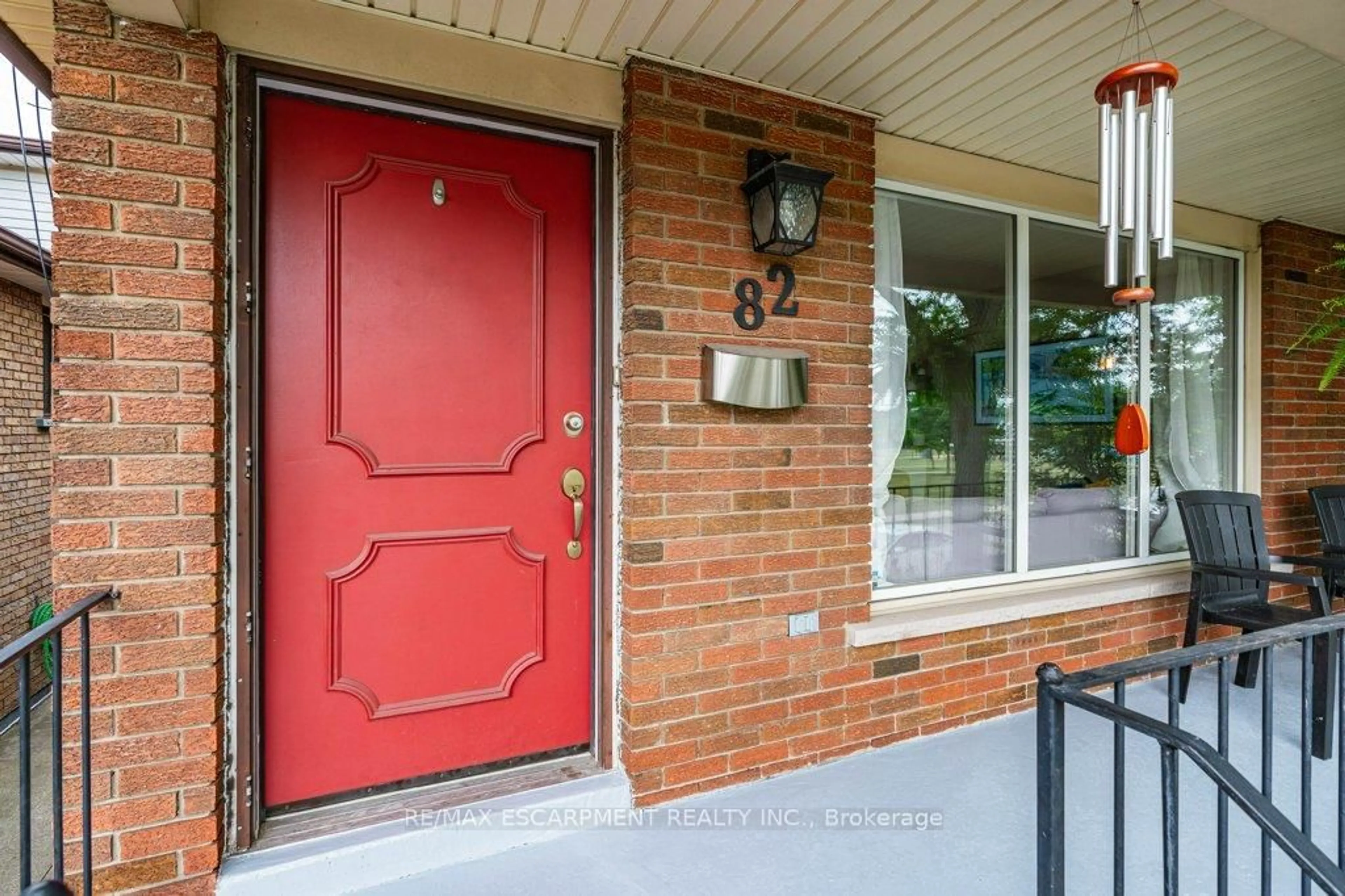 Indoor entryway for 82 East 36th St, Hamilton Ontario L8V 3Z1