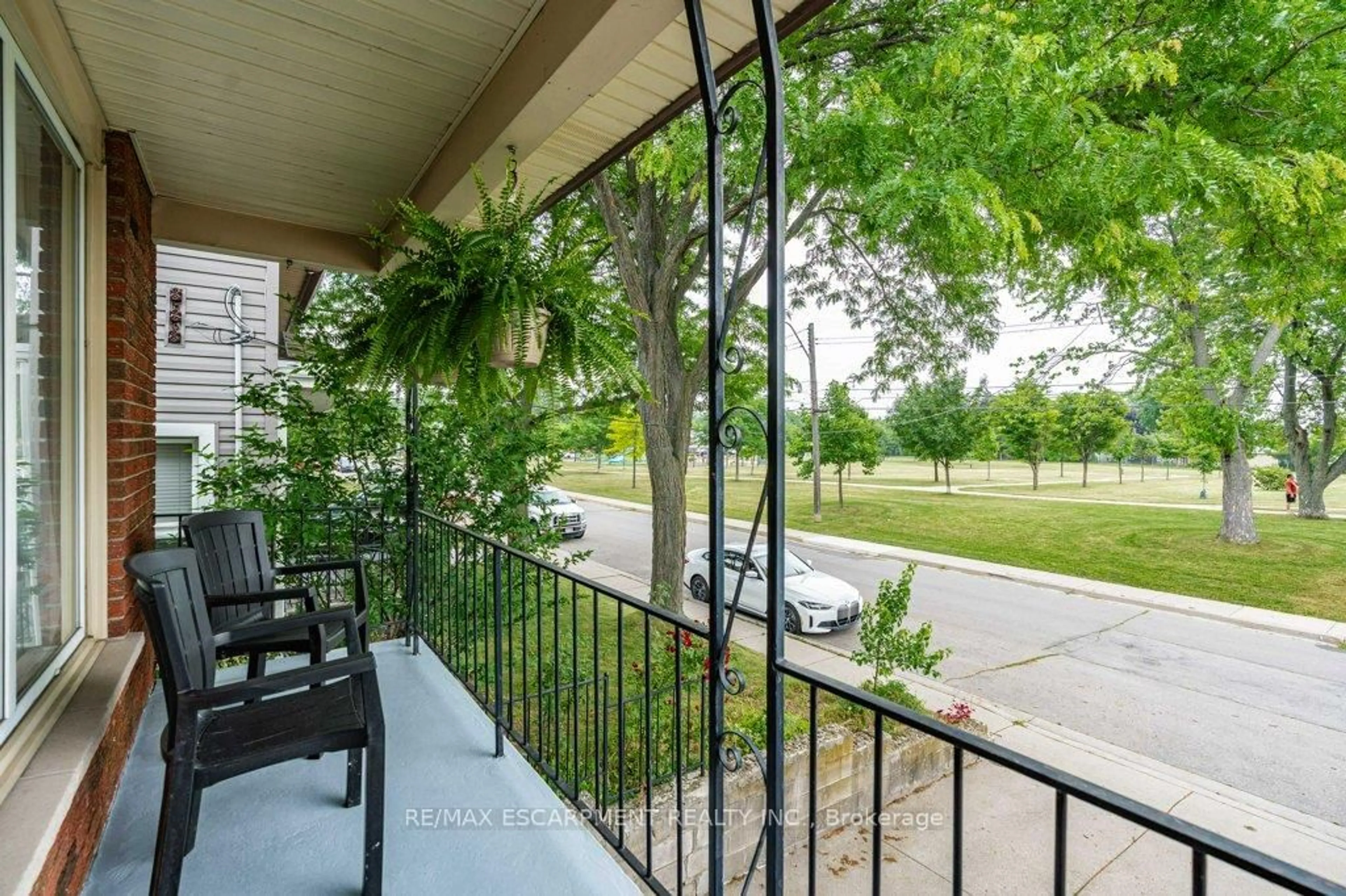 Patio, street for 82 East 36th St, Hamilton Ontario L8V 3Z1