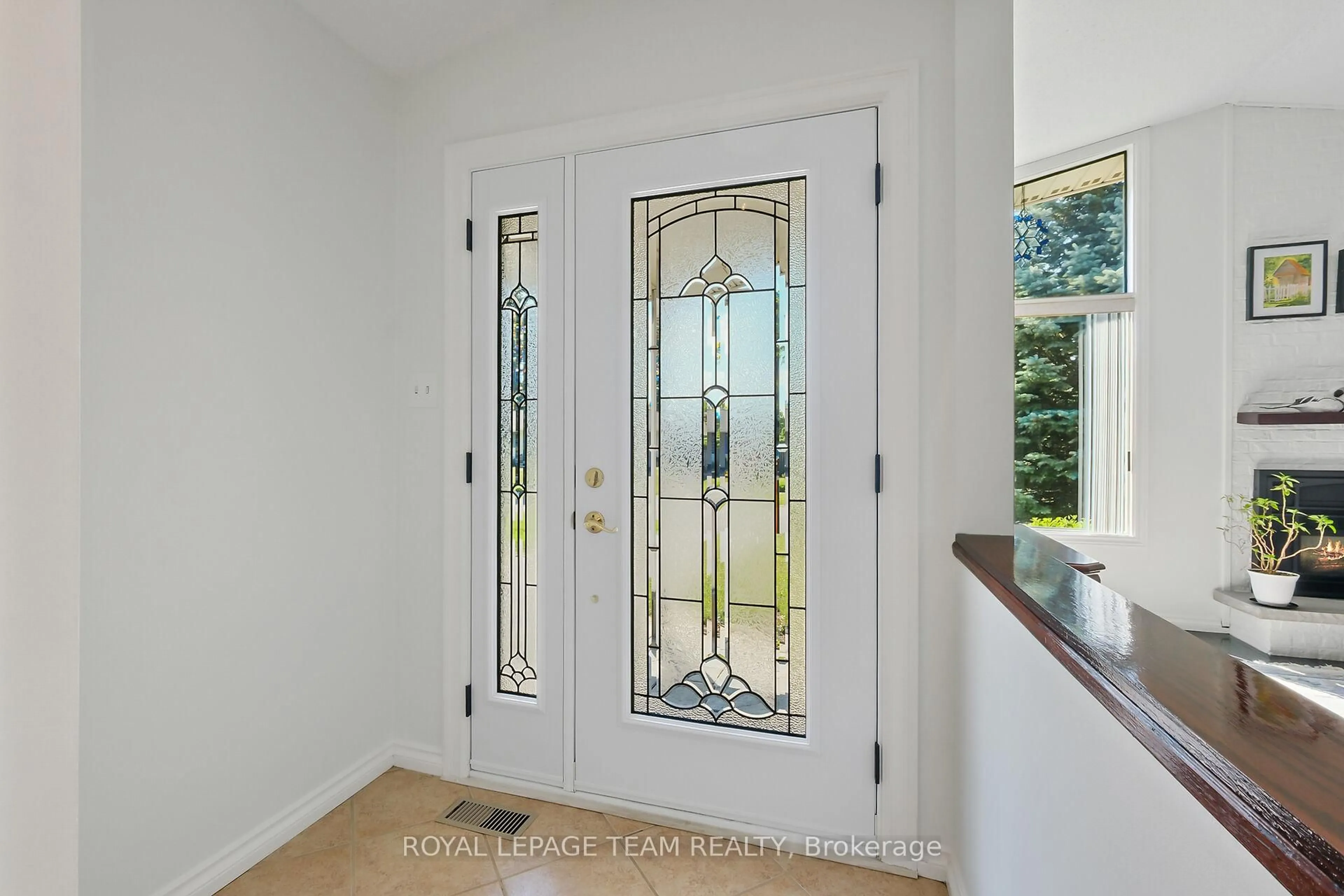 Indoor entryway for 173 Banning Rd, Ottawa Ontario K2L 1C5
