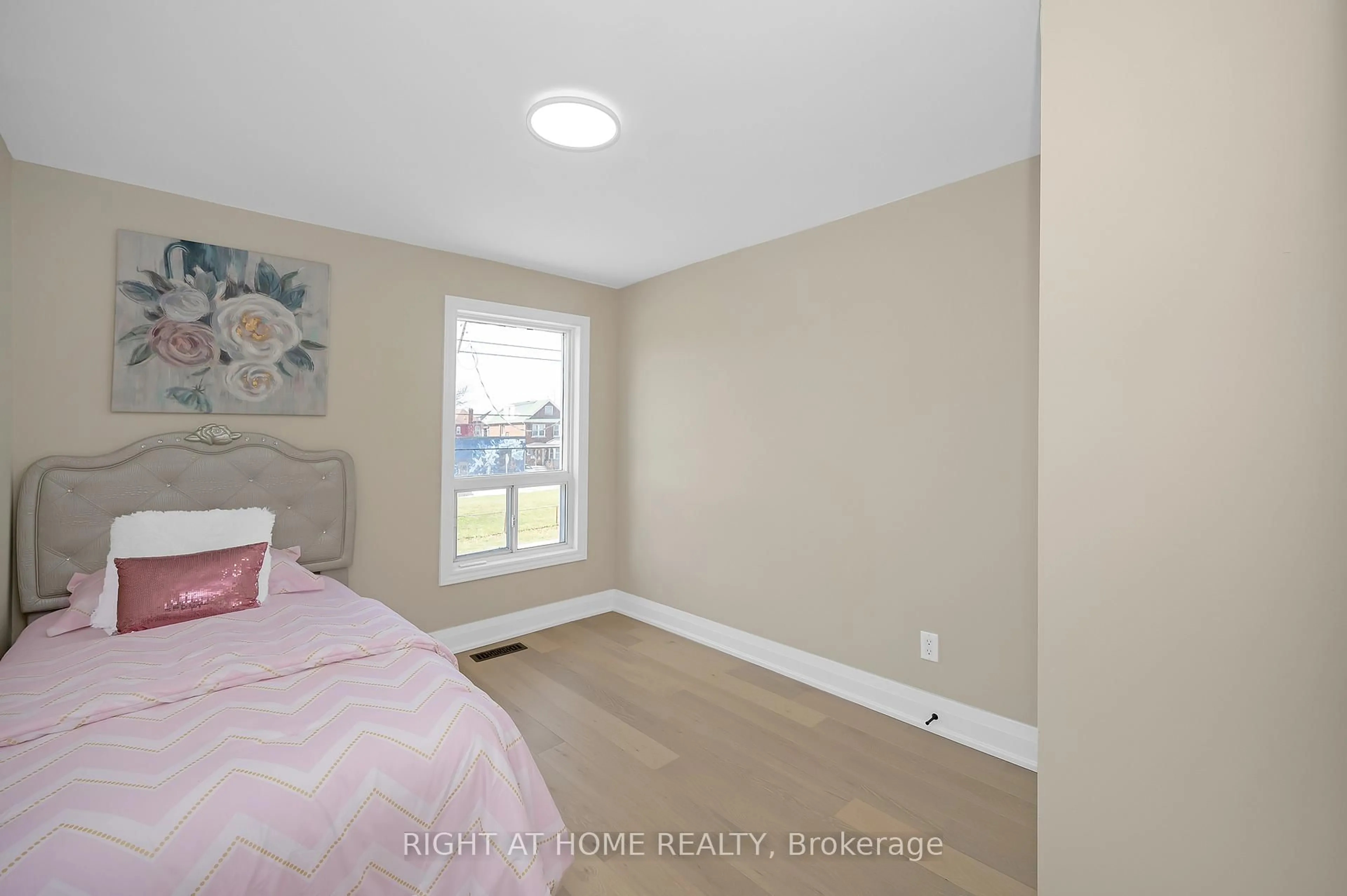 A pic of a room for 98 Birch Ave, Hamilton Ontario L8L 6H7