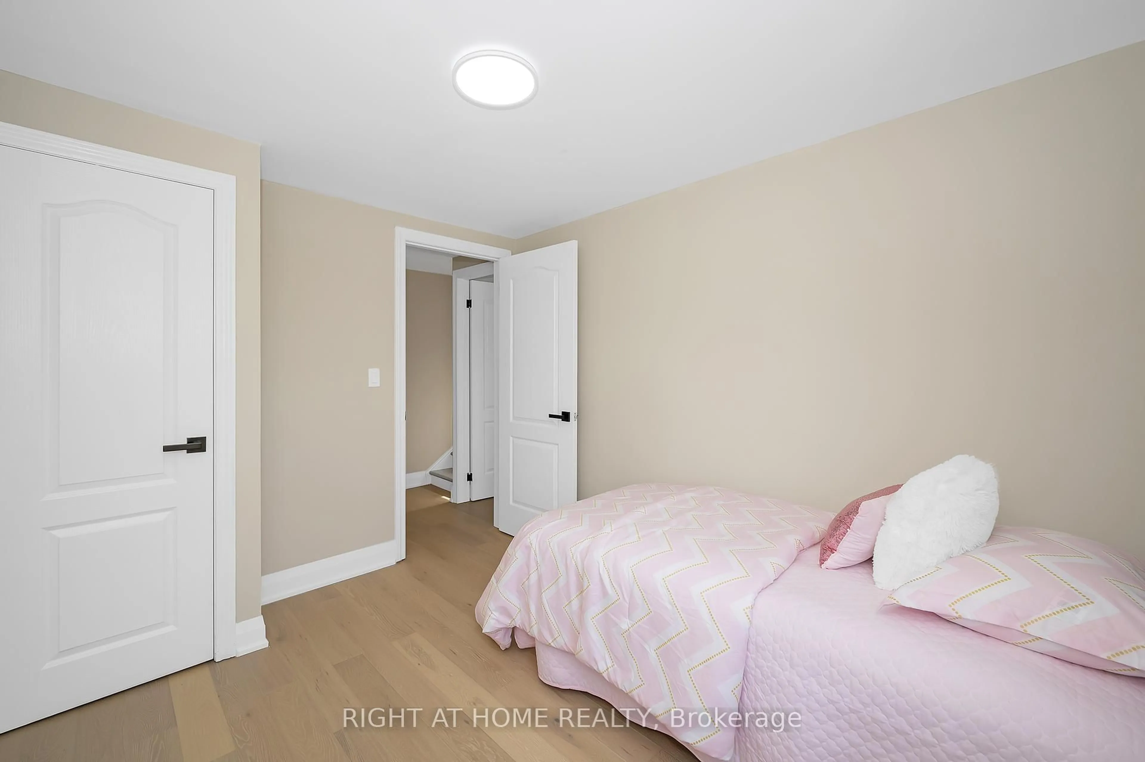 A pic of a room for 98 Birch Ave, Hamilton Ontario L8L 6H7