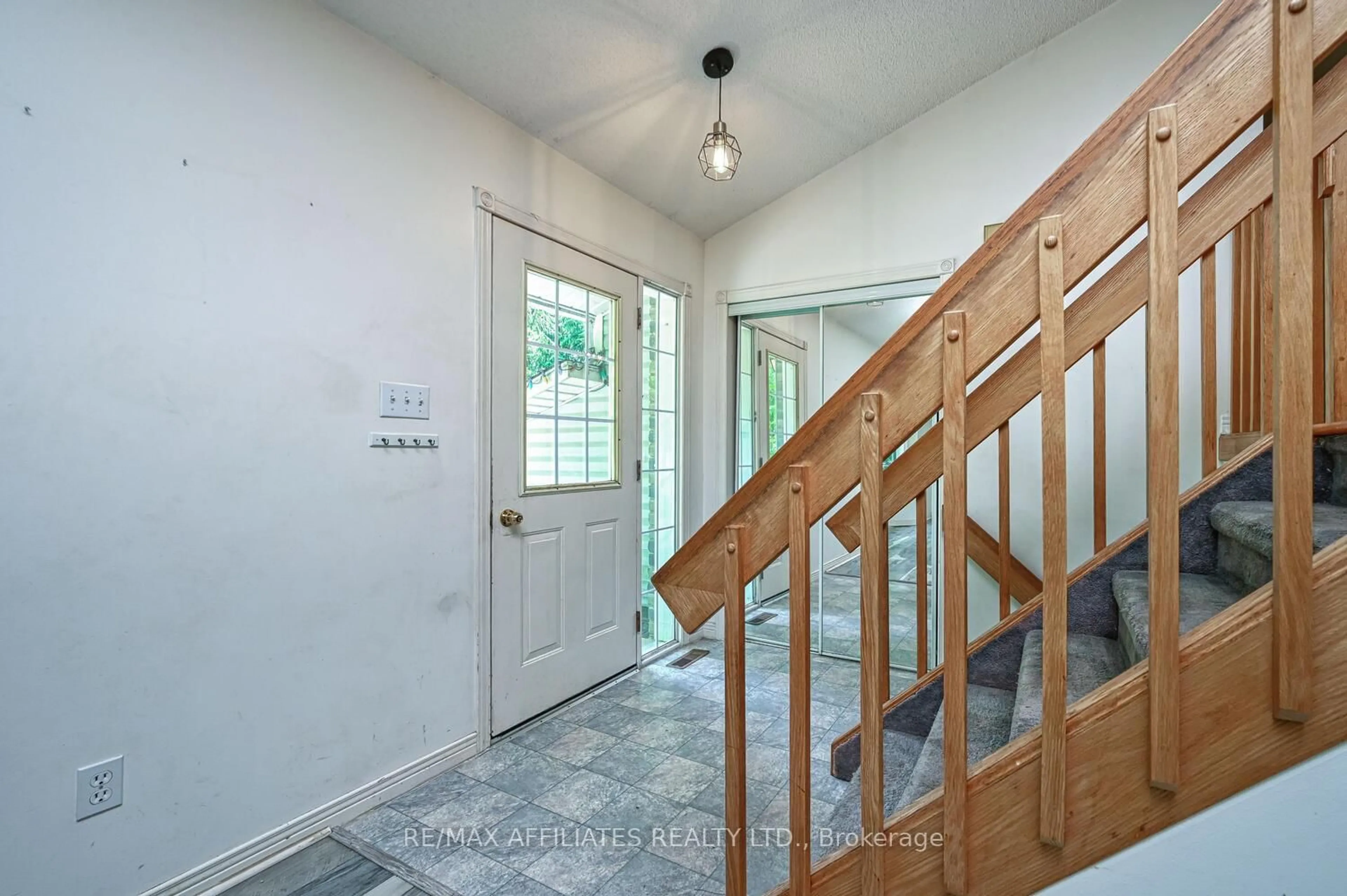 Indoor entryway for 122 Church Ave, Perth Ontario K7H 0H1