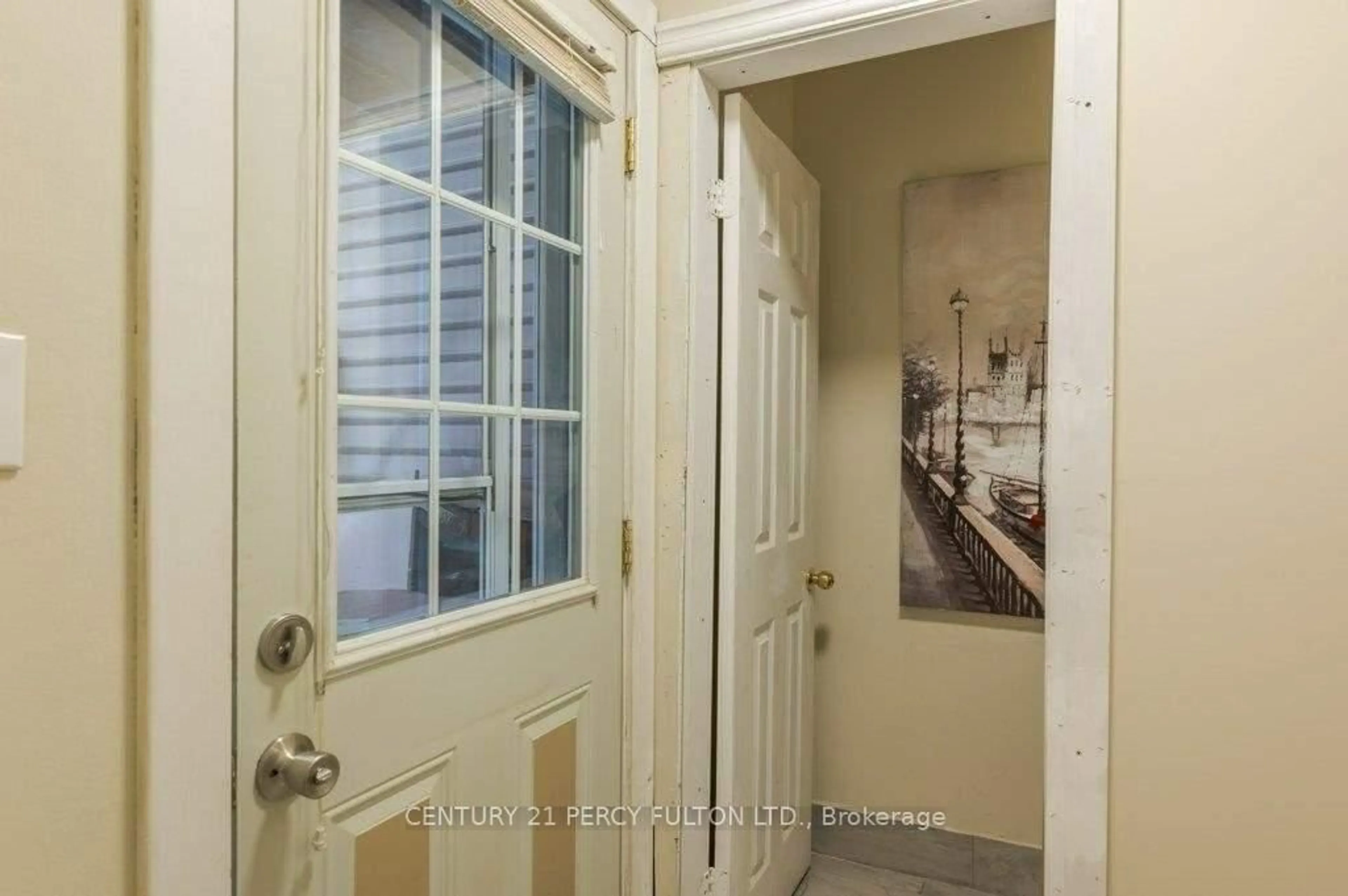 Indoor entryway for 541 Aylmer St, Peterborough Central Ontario K9H 3W6