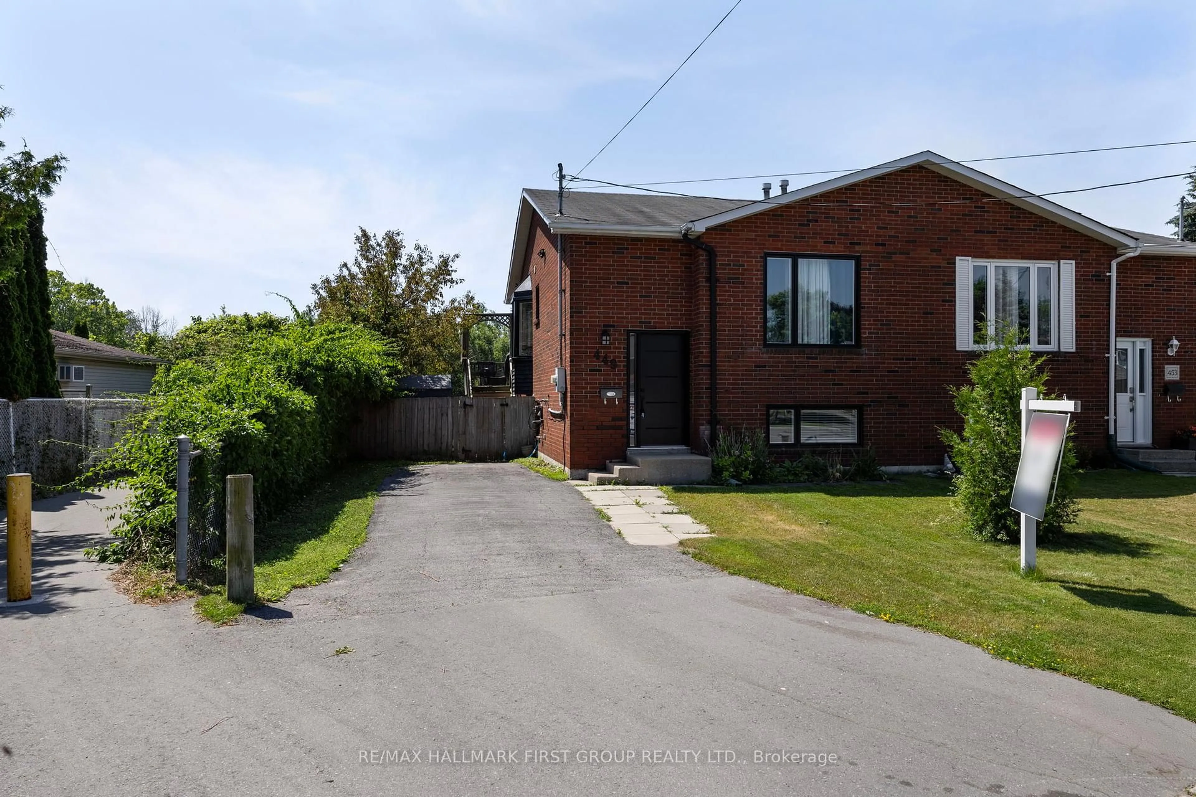 A pic from outside/outdoor area/front of a property/back of a property/a pic from drone, street for 449 Burnham Manor Crt, Cobourg Ontario K9A 5B9