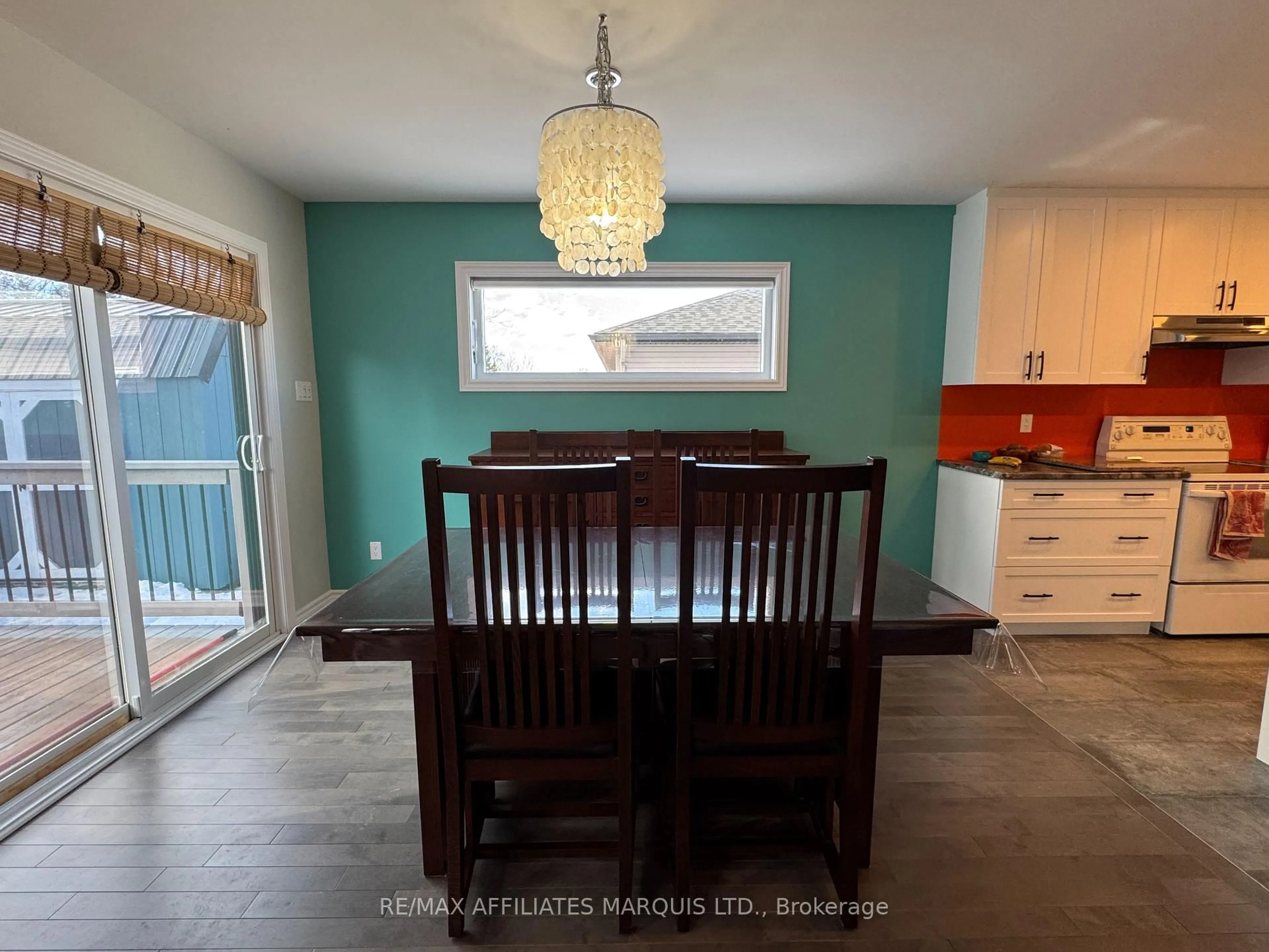 Dining room, wood/laminate floor for 306 Belfort Cres, Cornwall Ontario K6H 0H3