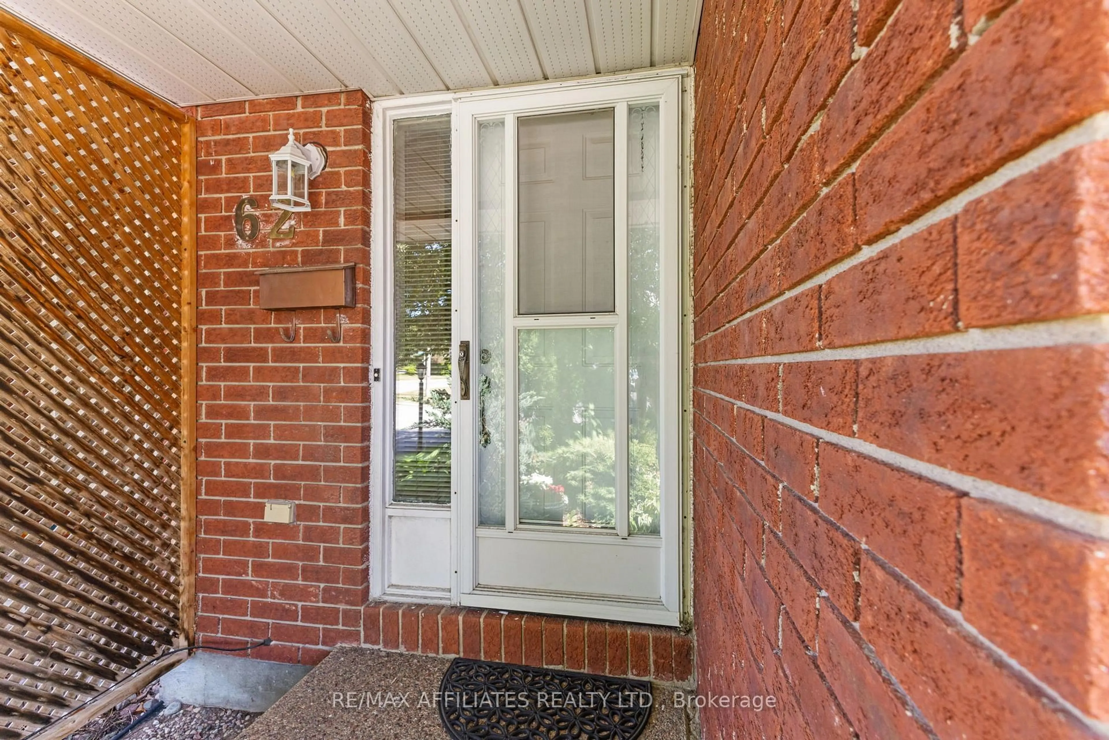 Indoor entryway for 62 Bridgewater Terr, Ottawa Ontario K2J 3H4