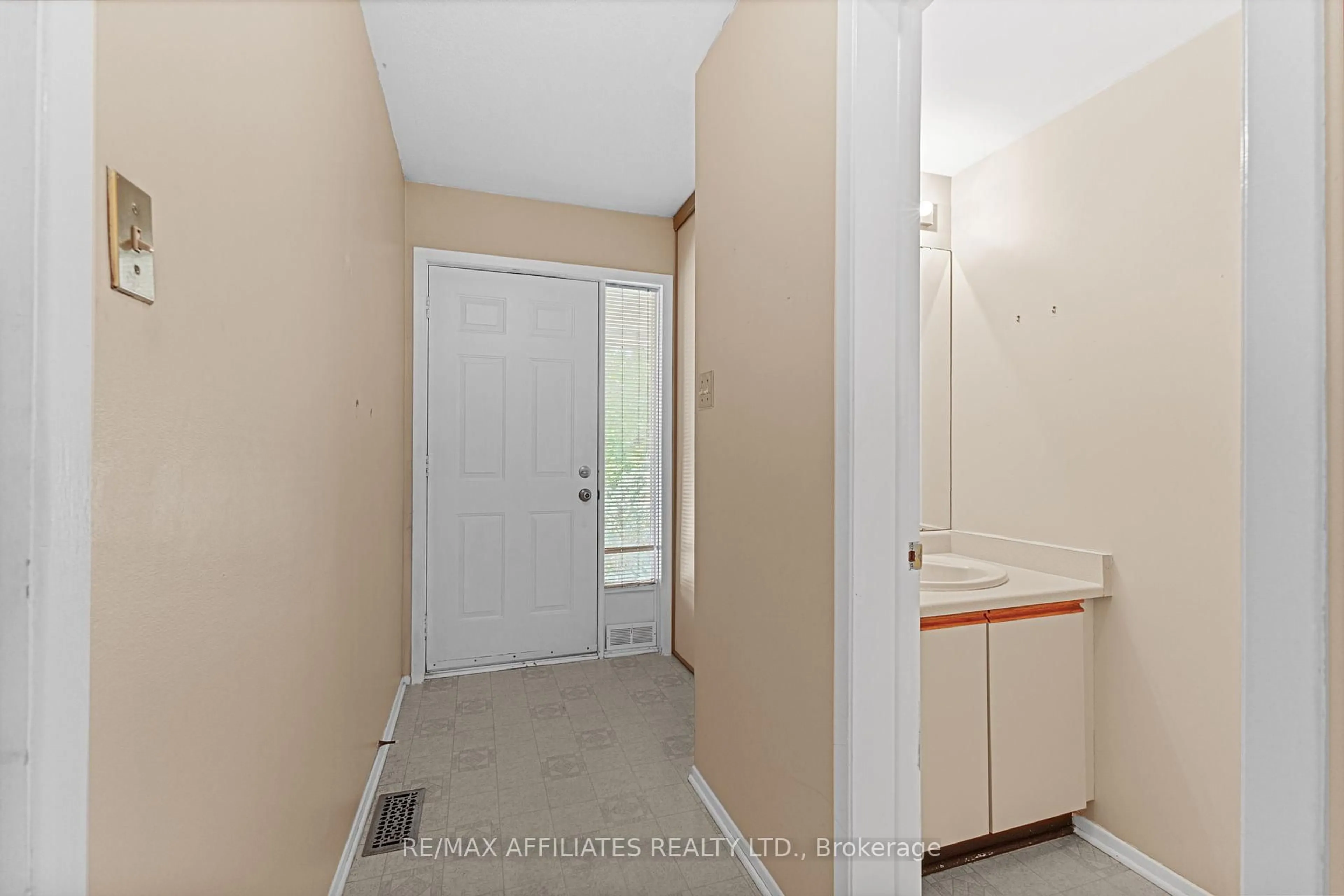 Indoor entryway for 62 Bridgewater Terr, Ottawa Ontario K2J 3H4