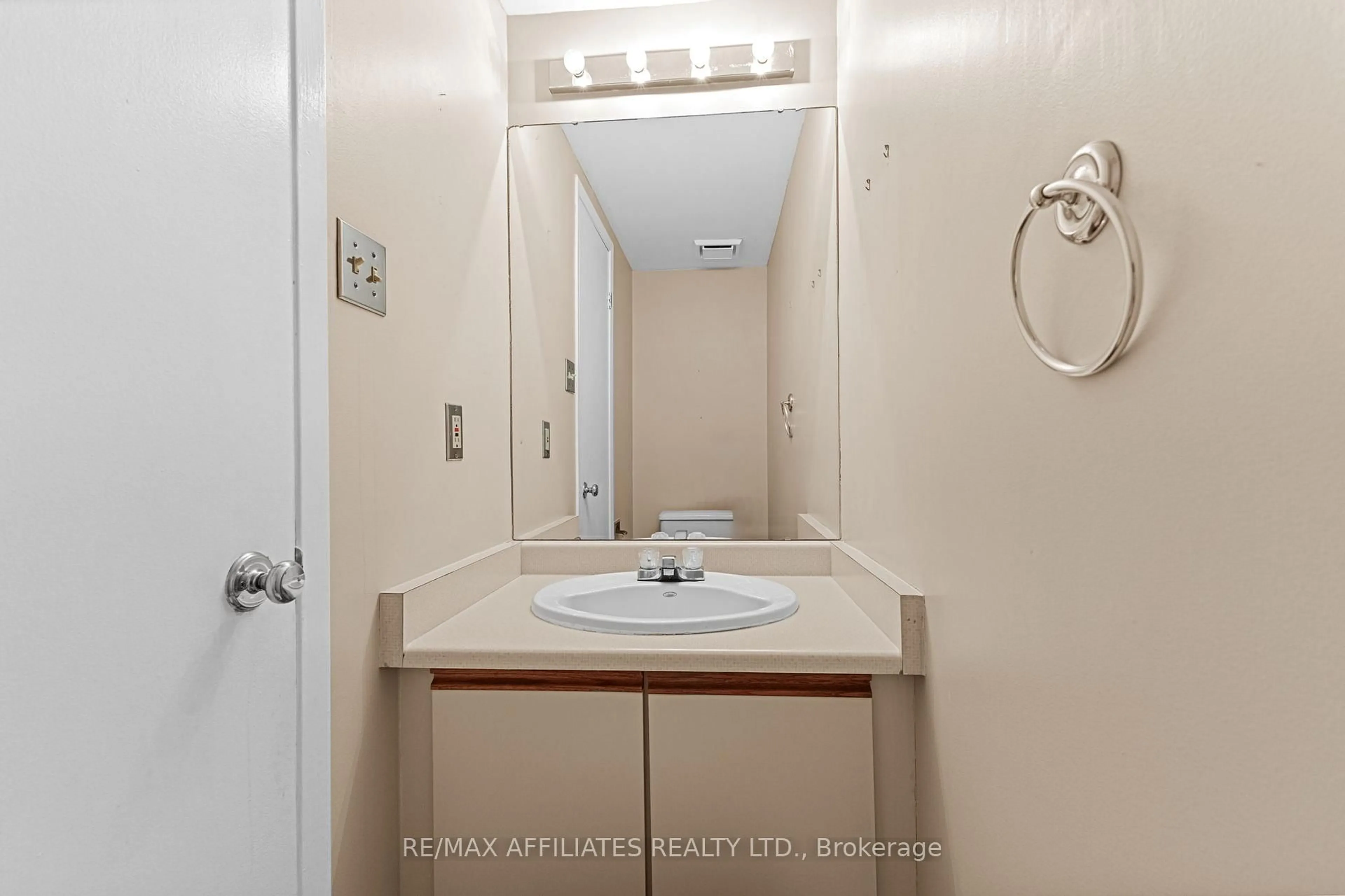 Standard bathroom, unknown for 62 Bridgewater Terr, Ottawa Ontario K2J 3H4