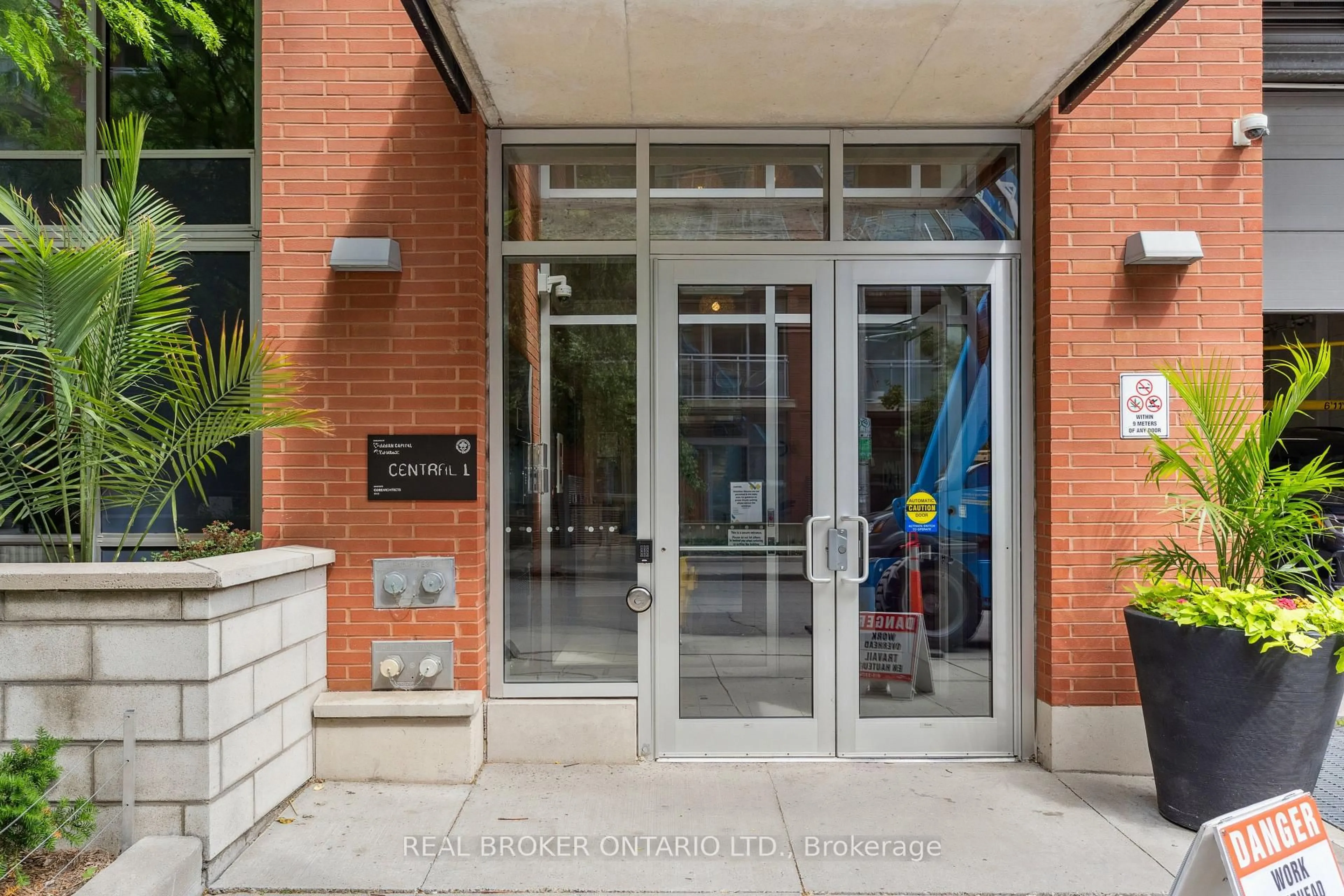 Indoor foyer for 349 Mcleod St #623, Ottawa Ontario K2P 0S1