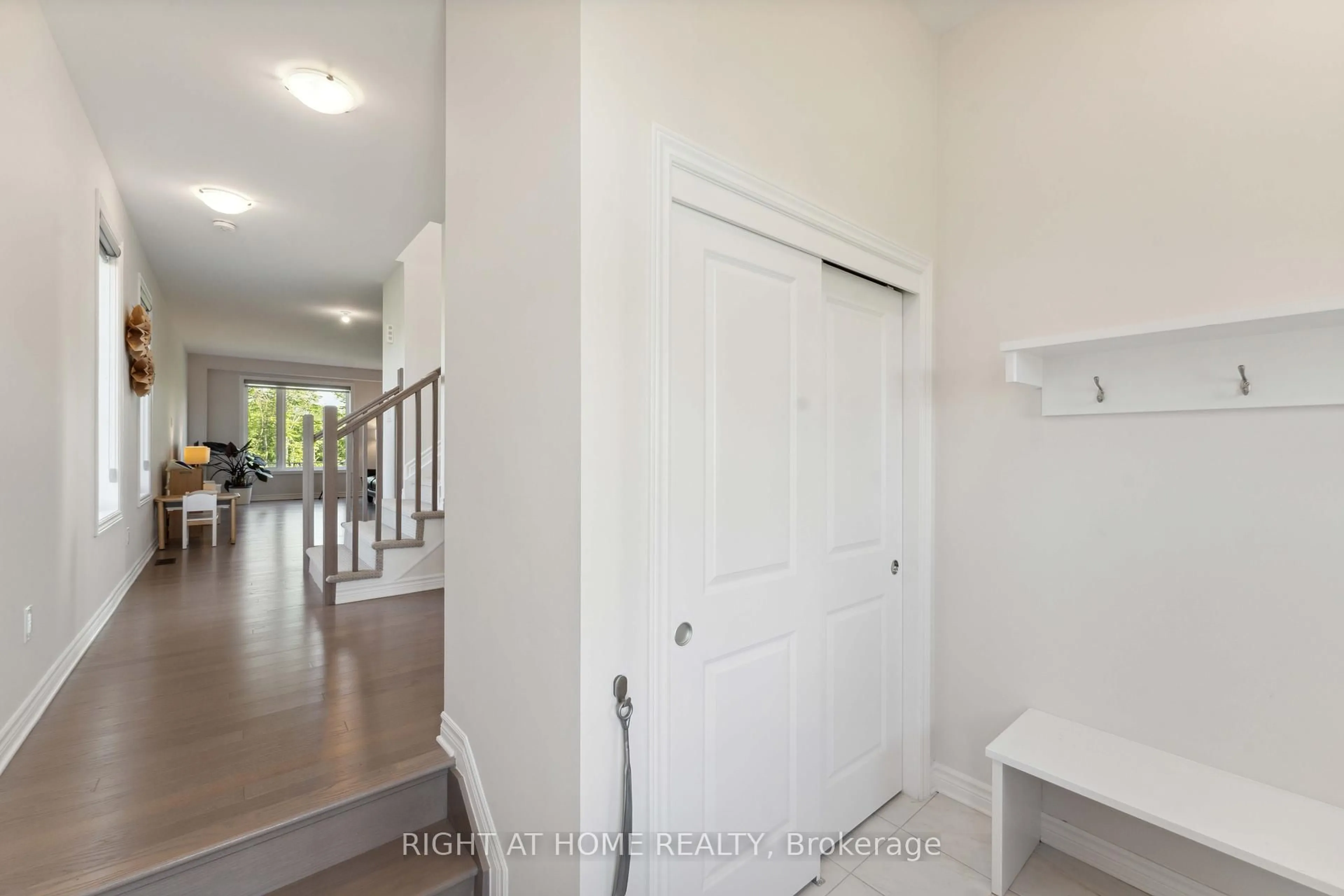 Indoor entryway for 501 Paakanaak Ave, Ottawa Ontario K1X 0G9