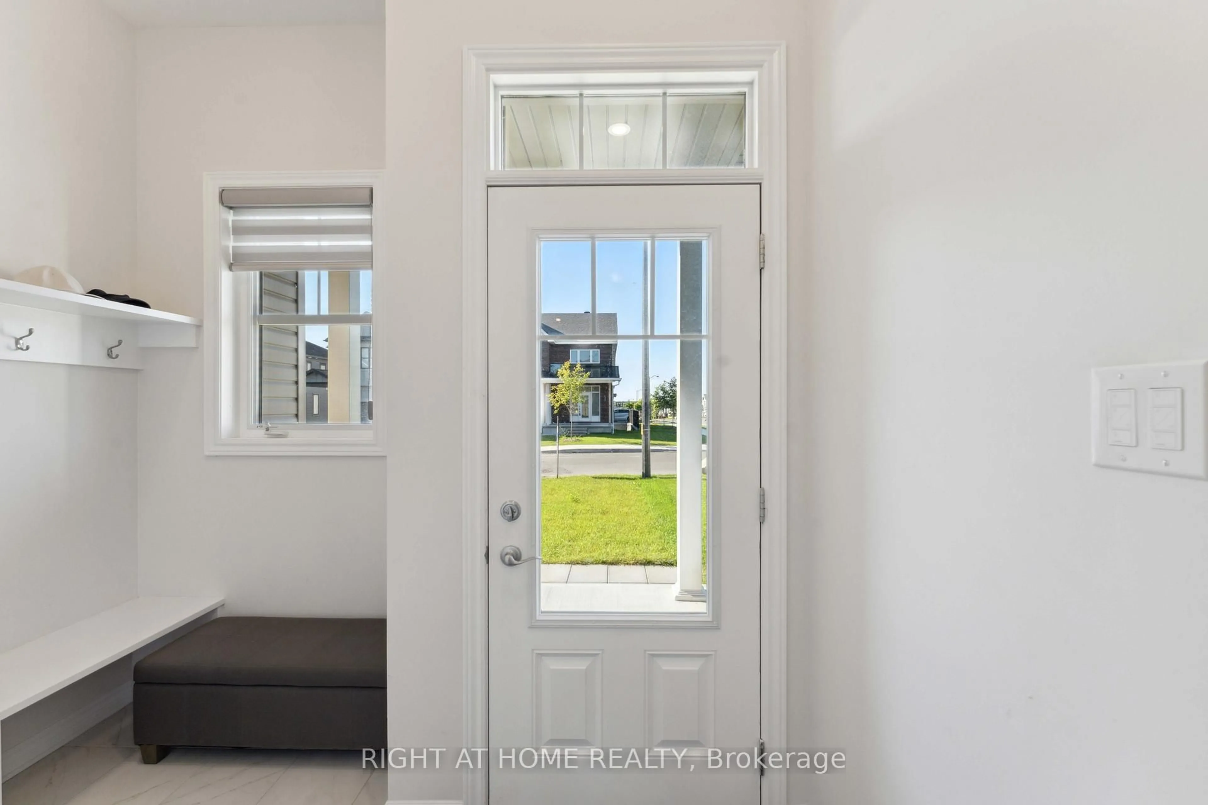 Indoor entryway for 501 Paakanaak Ave, Ottawa Ontario K1X 0G9