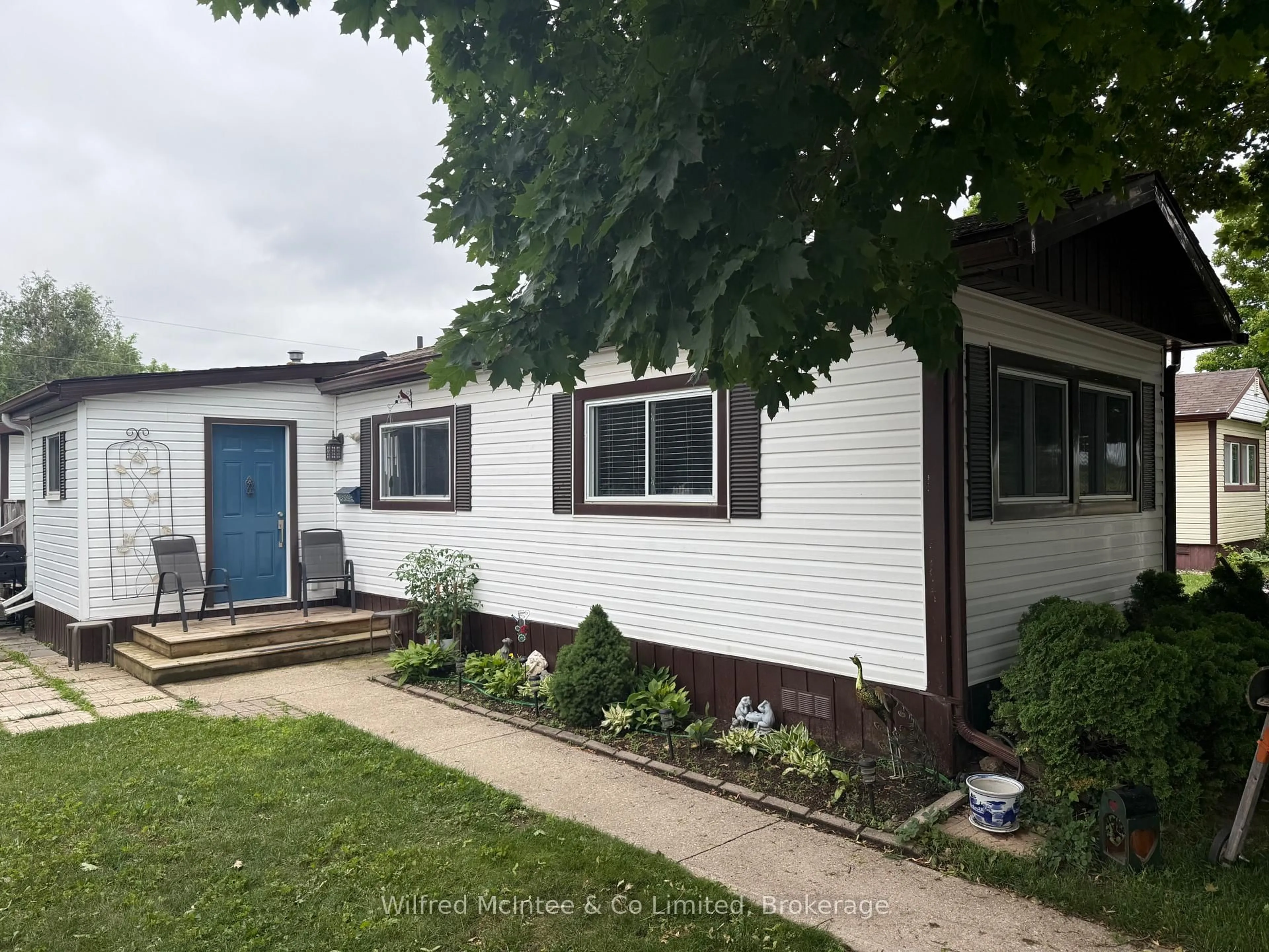 Home with vinyl exterior material, street for 6 Finch St, Brockton Ontario N0G 2V0