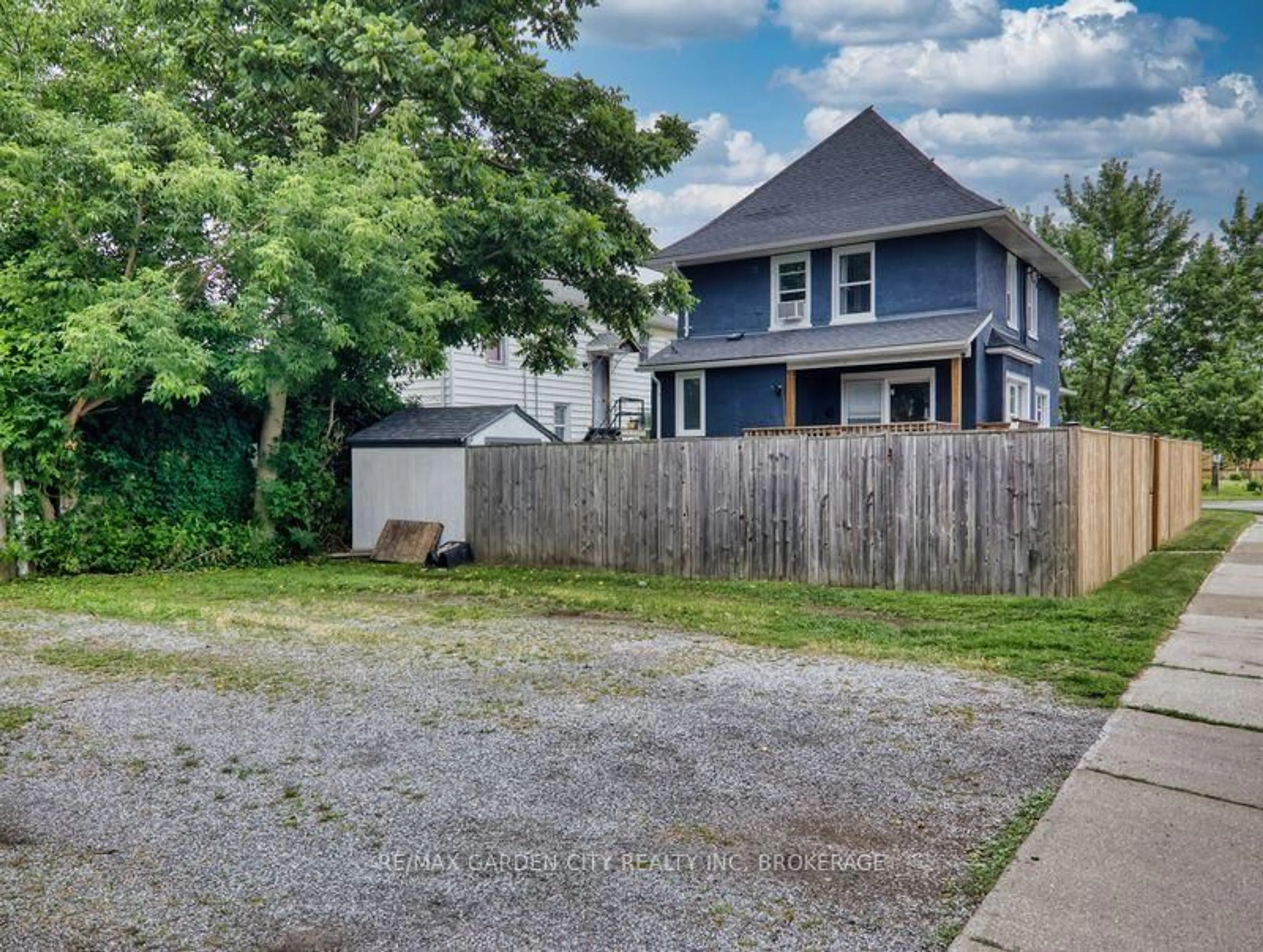 A pic from outside/outdoor area/front of a property/back of a property/a pic from drone, street for 63 Thomas St, St. Catharines Ontario L2R 6M3