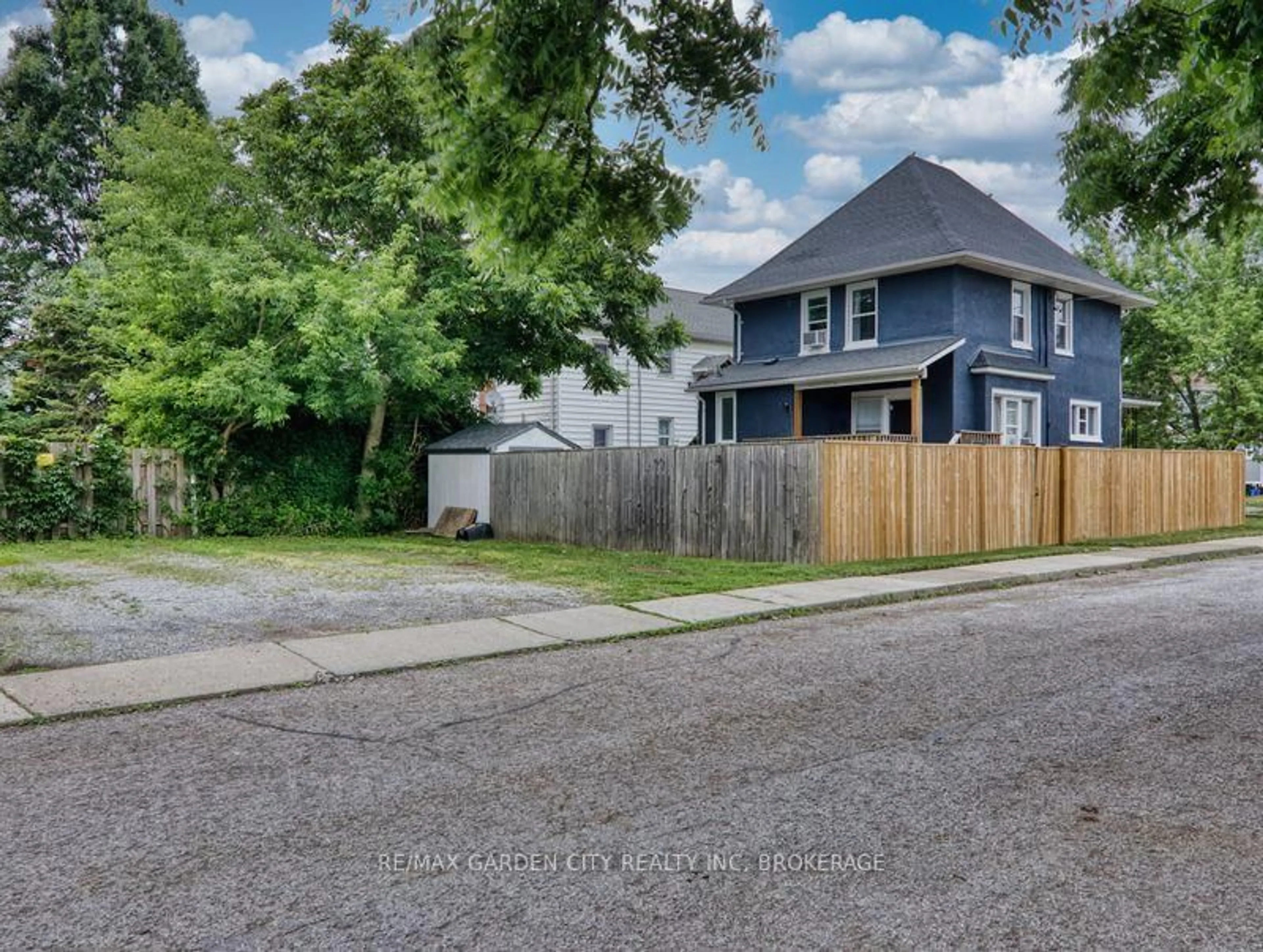 A pic from outside/outdoor area/front of a property/back of a property/a pic from drone, street for 63 Thomas St, St. Catharines Ontario L2R 6M3