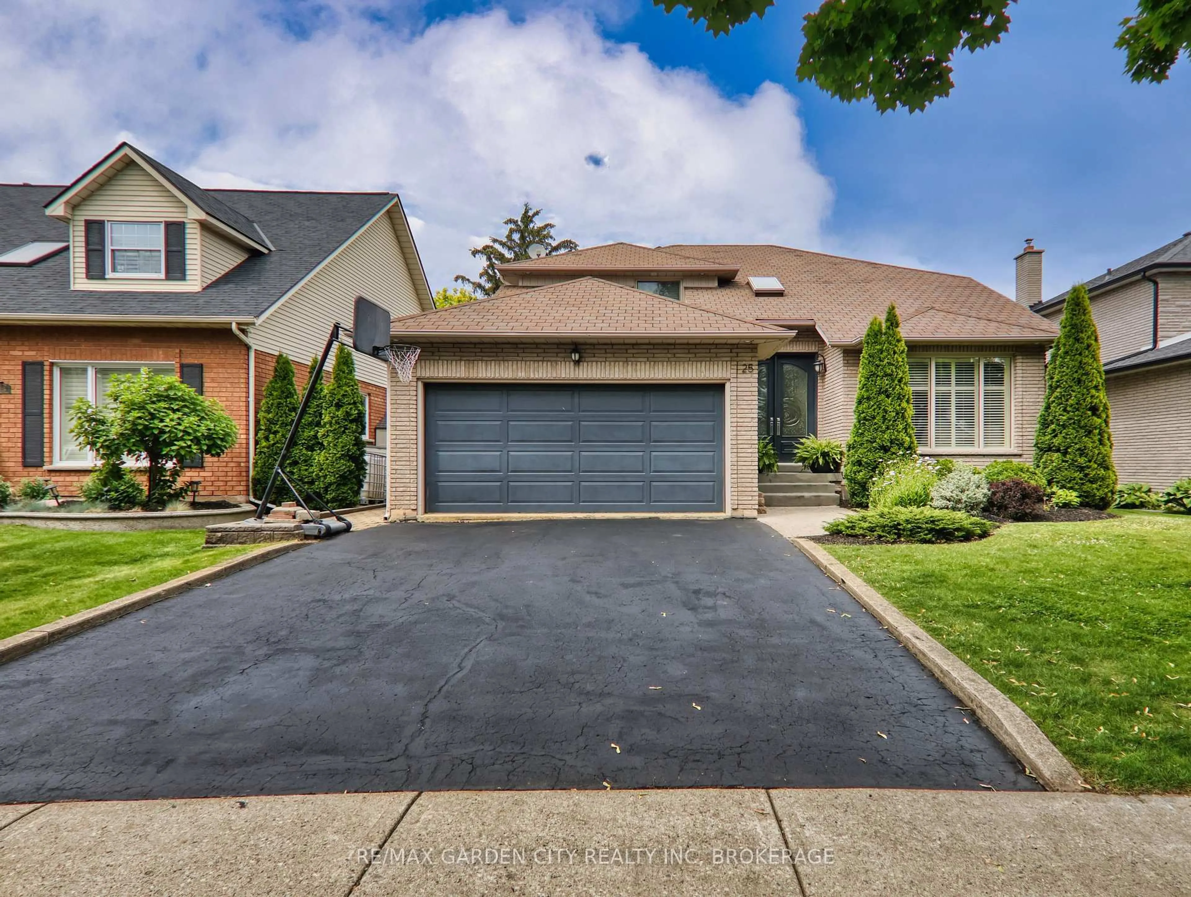 Home with brick exterior material, street for 25 Sumner Cres, Grimsby Ontario L3M 5E3