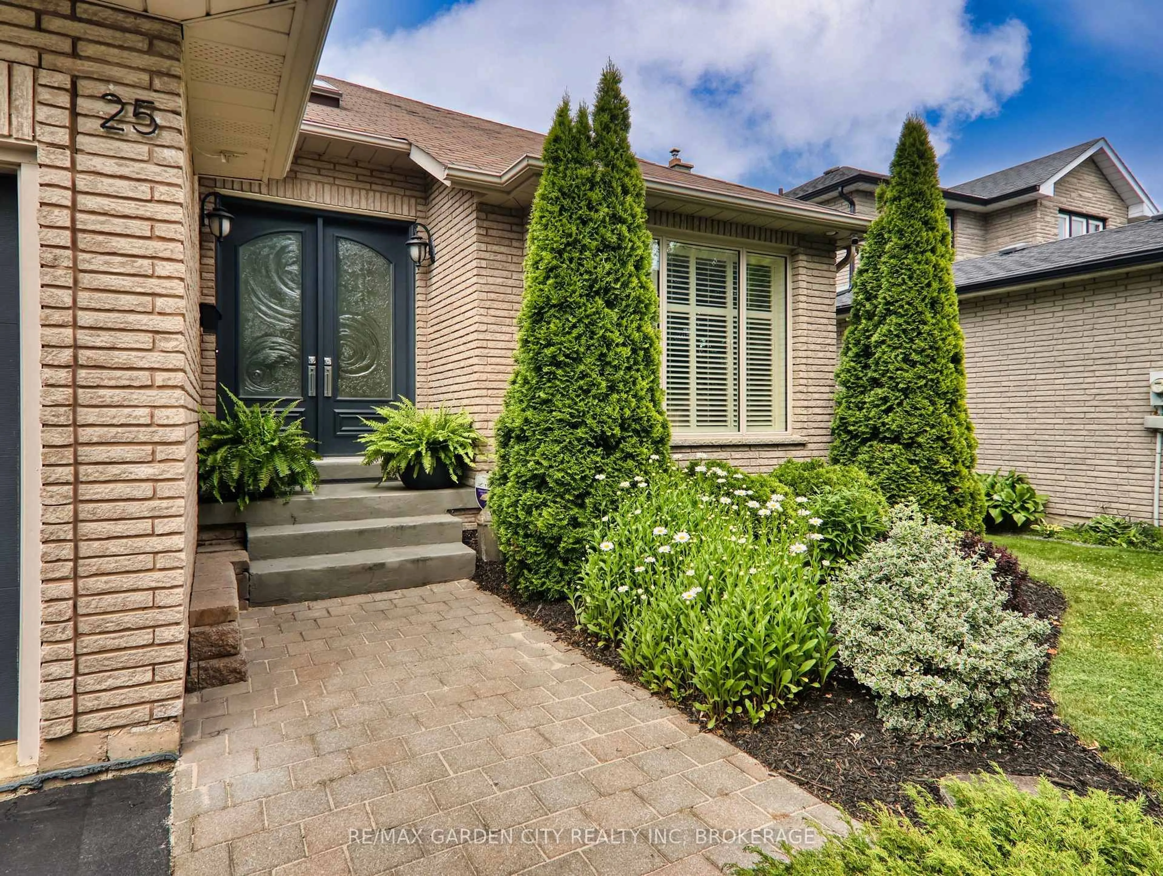 Home with brick exterior material, street for 25 Sumner Cres, Grimsby Ontario L3M 5E3