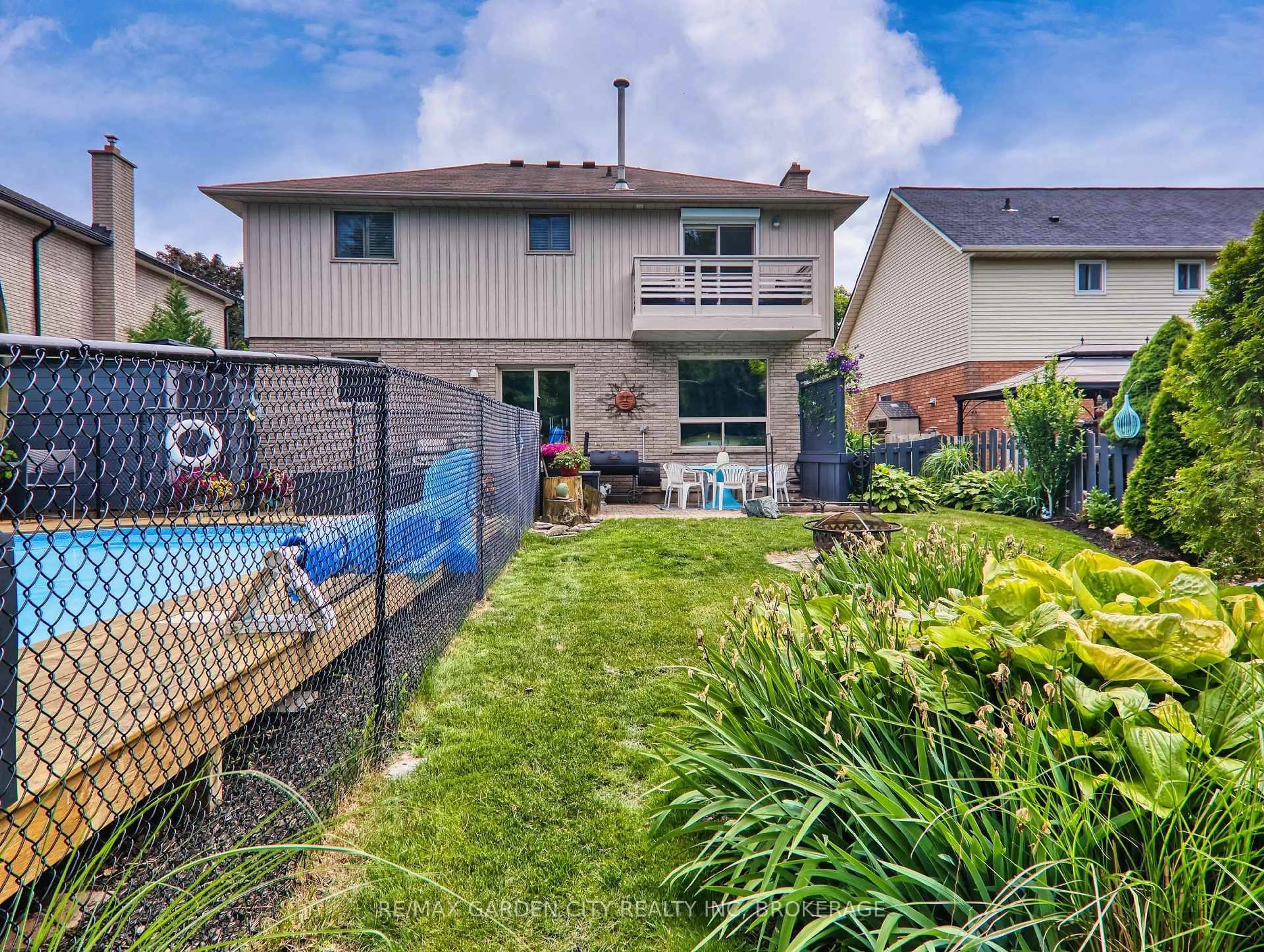 Patio, street for 25 Sumner Cres, Grimsby Ontario L3M 5E3