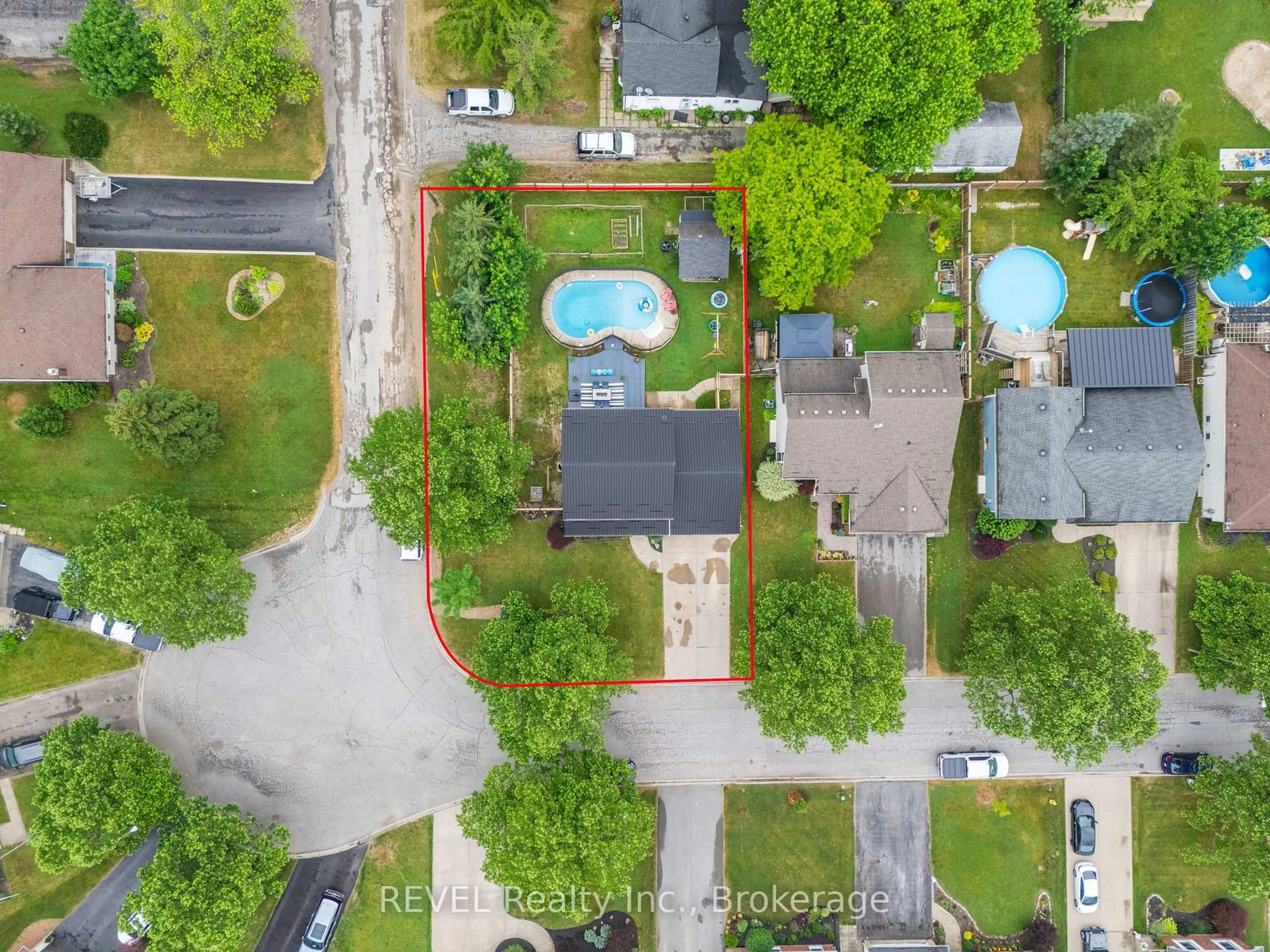 A pic from outside/outdoor area/front of a property/back of a property/a pic from drone, street for 2470 Coral Ave, Fort Erie Ontario L0S 1S0