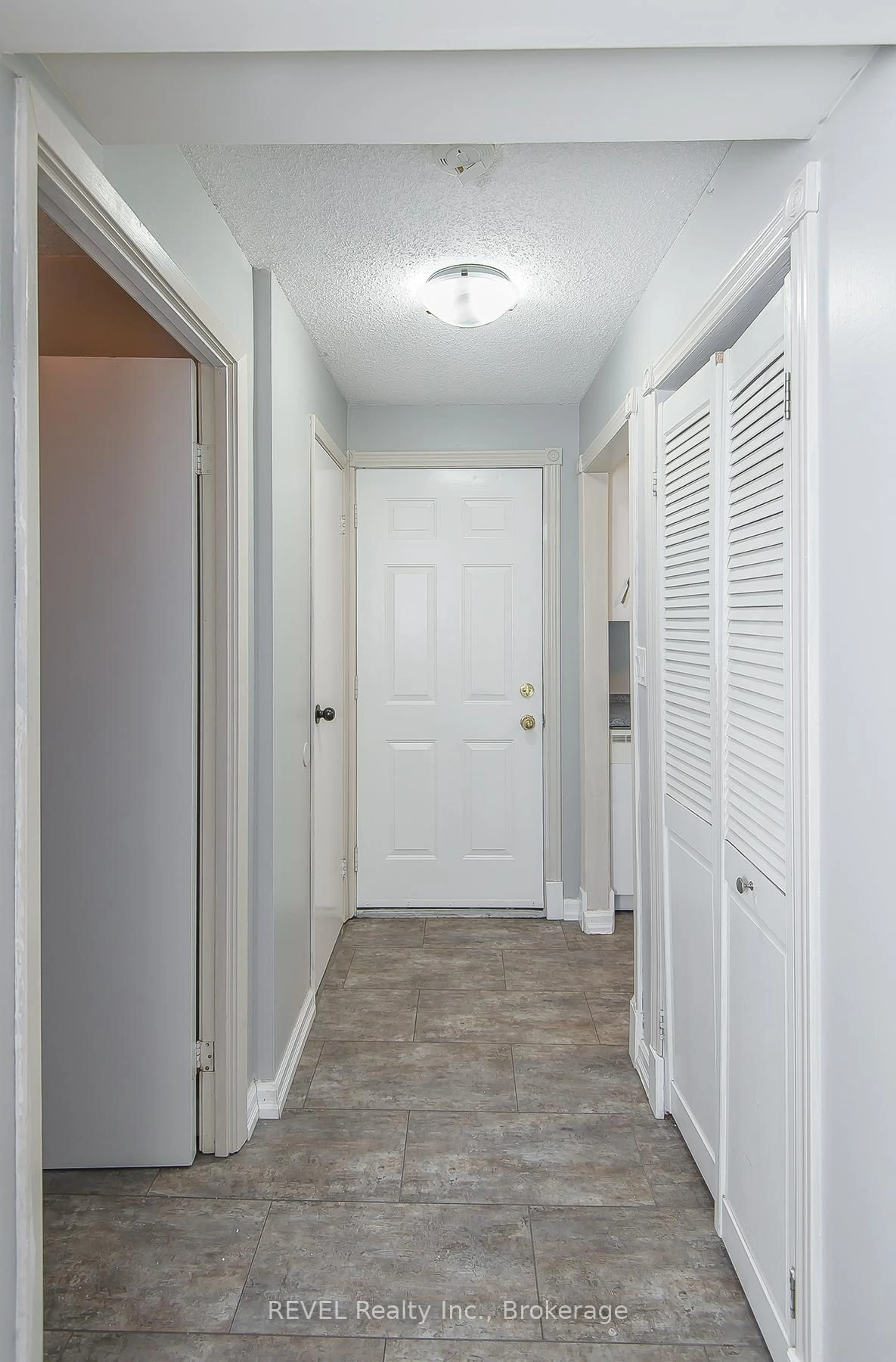 Indoor entryway for 151 Linwell Rd #54, St. Catharines Ontario L2N 6P3