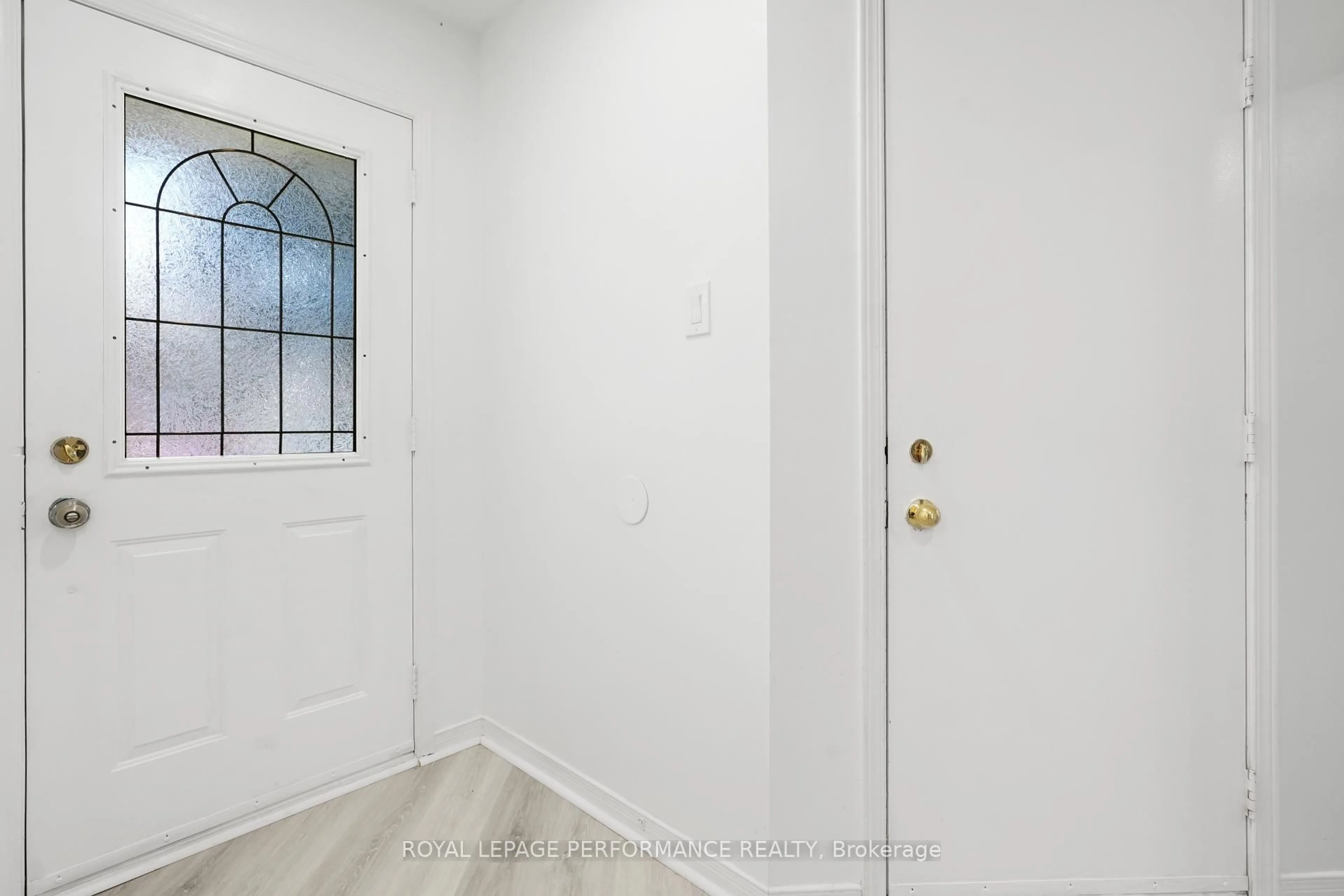 Indoor entryway for 1416 Caravel Cres, Ottawa Ontario K1E 3X4