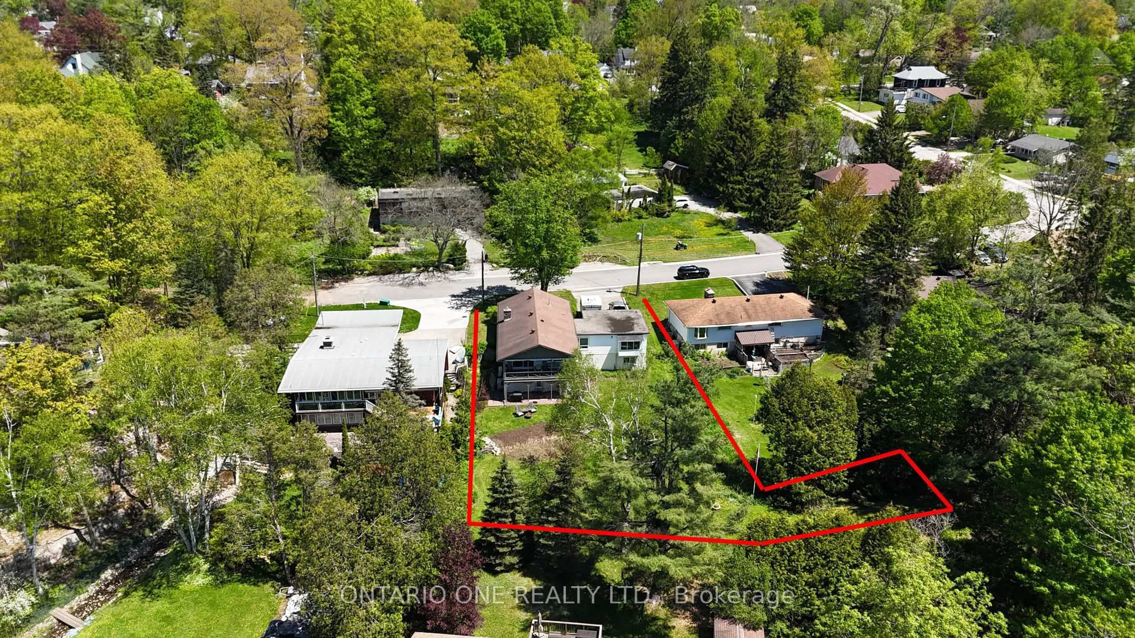 A pic from outside/outdoor area/front of a property/back of a property/a pic from drone, street for 355 Greavette St, Gravenhurst Ontario P1P 1G6