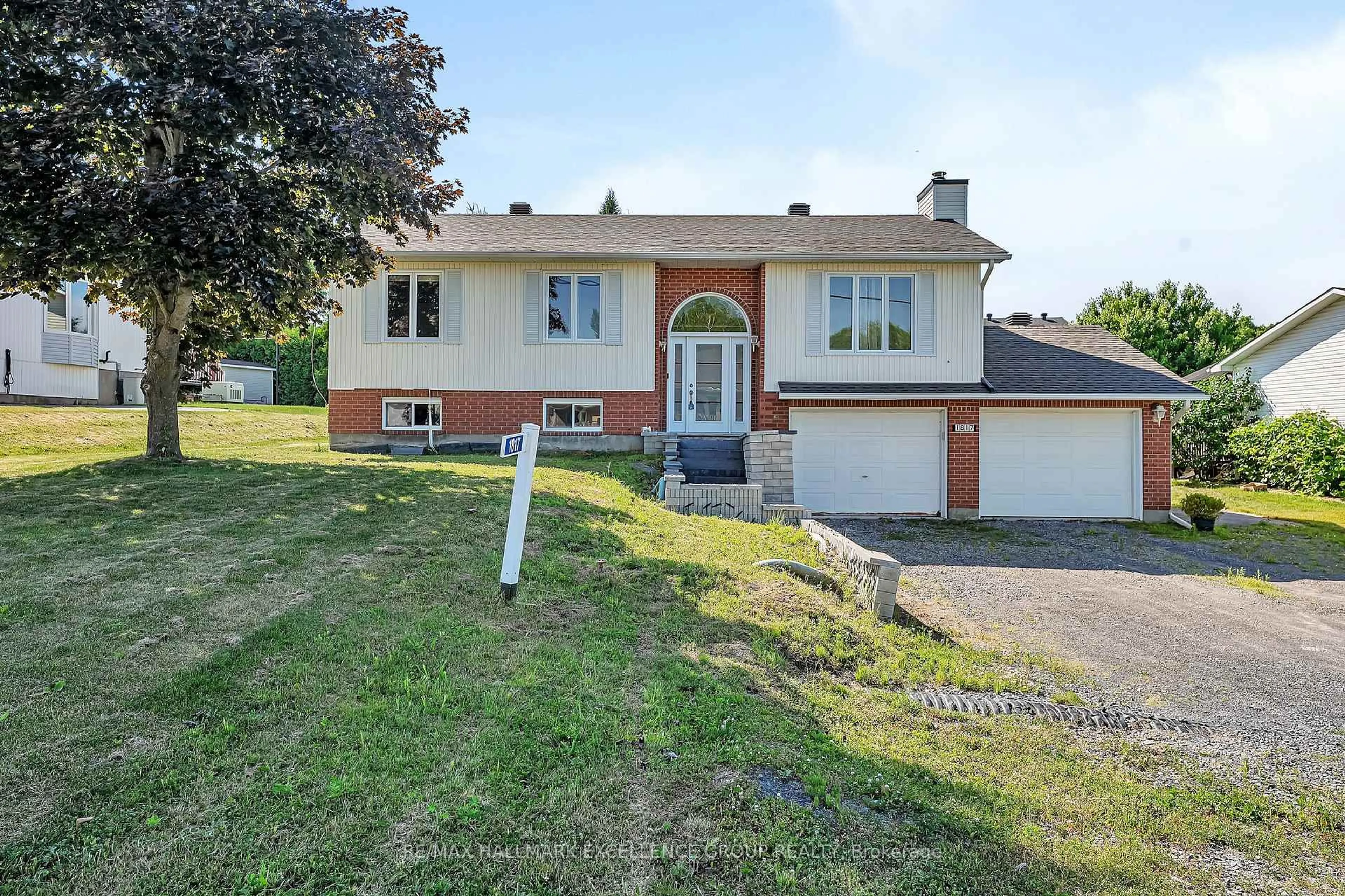 A pic from outside/outdoor area/front of a property/back of a property/a pic from drone, street for 1817 Claude St, Clarence-Rockland Ontario K0A 1N0