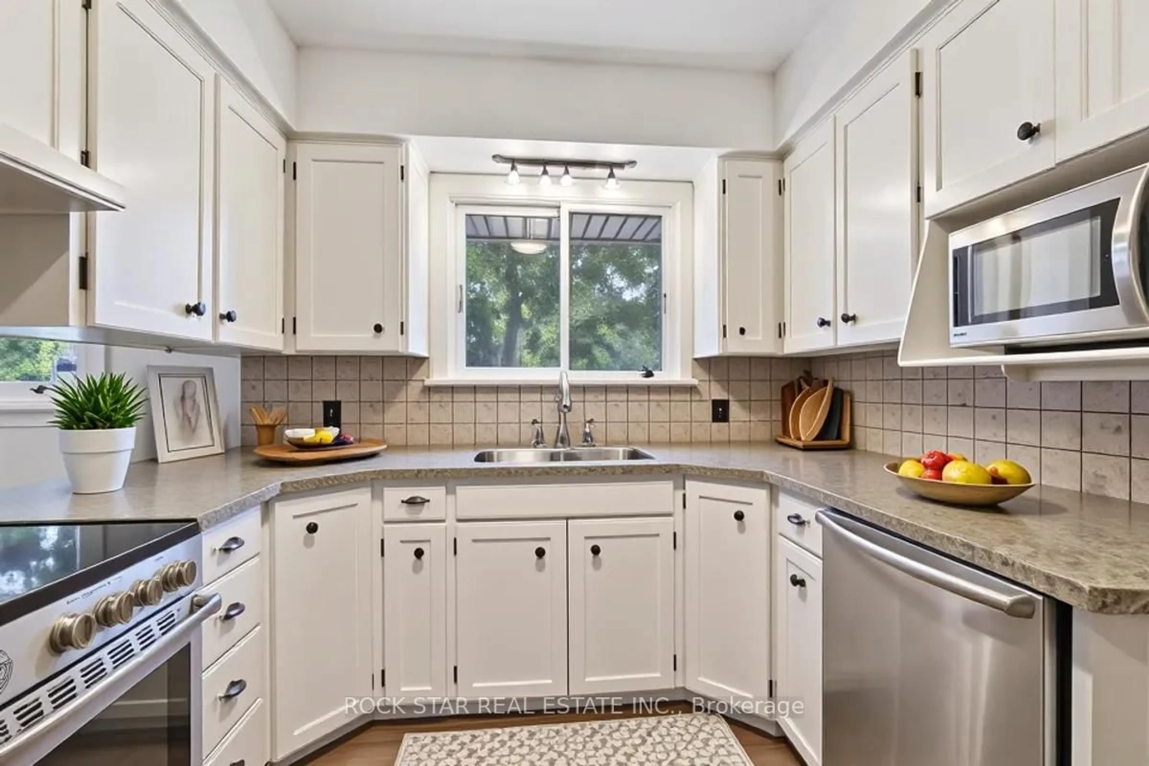 Standard kitchen, ceramic/tile floor for 3368 Marlin Crt, Lincoln Ontario L0R 2C0