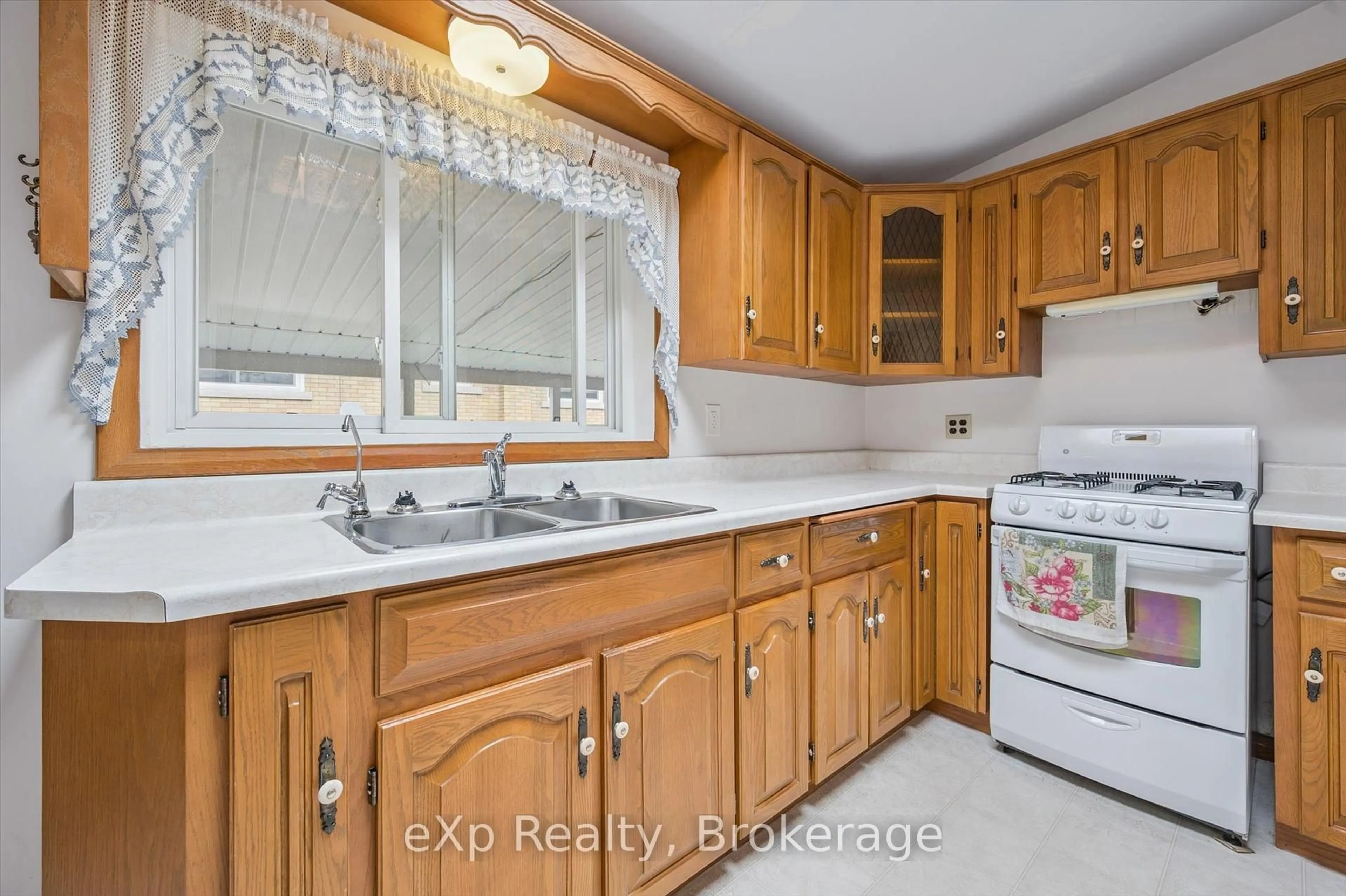 Standard kitchen, unknown for 15 Balsam Dr, Guelph Ontario N1E 1R1