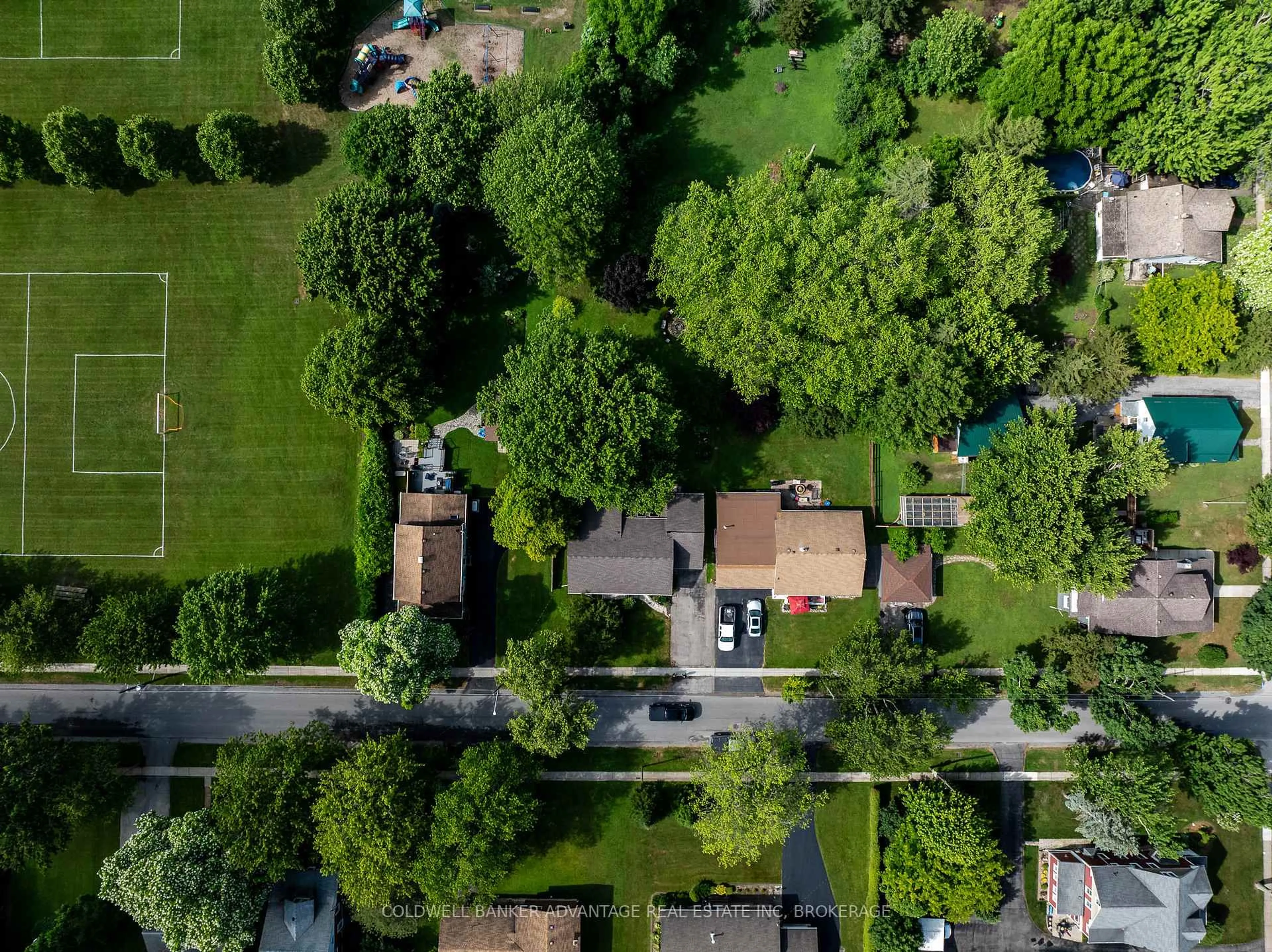 A pic from outside/outdoor area/front of a property/back of a property/a pic from drone, street for 3754 Highland Dr, Fort Erie Ontario L0S 1N0