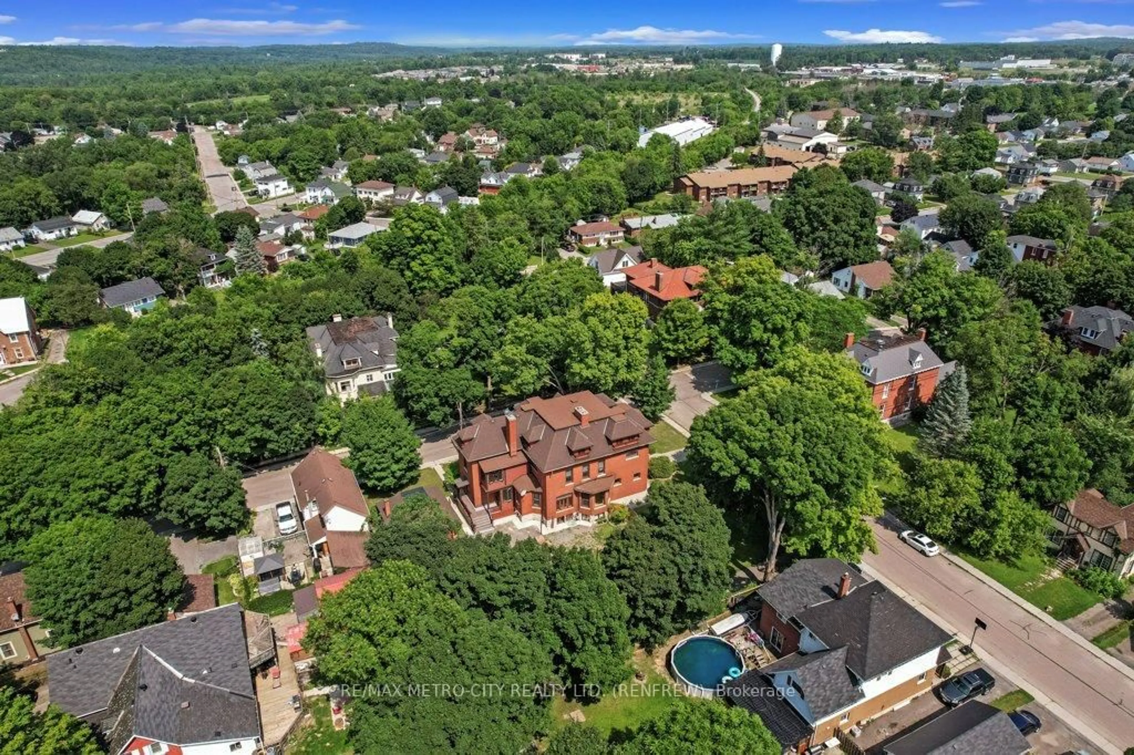 A pic from outside/outdoor area/front of a property/back of a property/a pic from drone, street for 154 Quarry Ave, Renfrew Ontario K7V 2W4