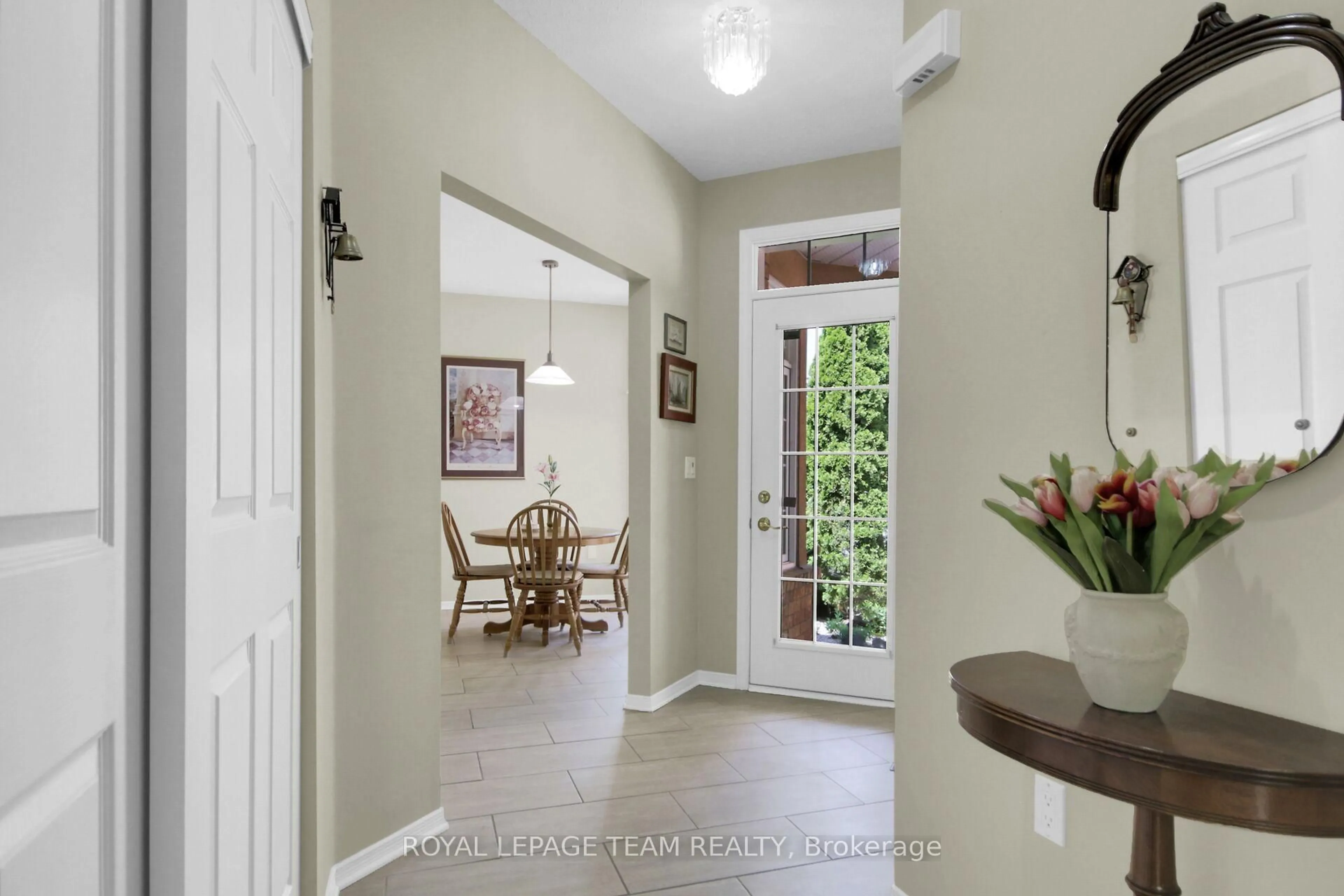 Indoor entryway for 8 Stonecroft Terr, Ottawa Ontario K2K 2T9