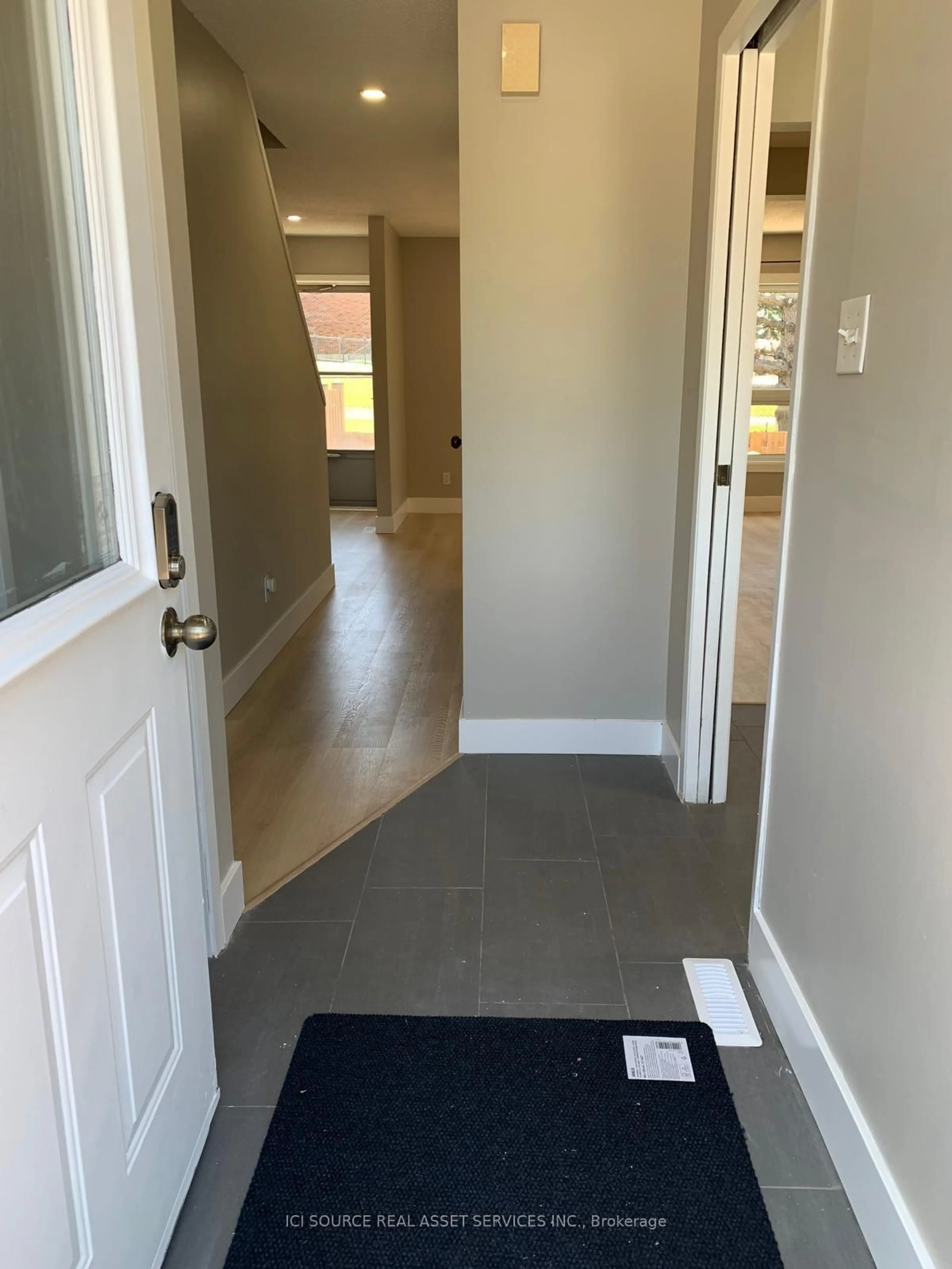 Indoor entryway for 75 Ansondale Rd #14, London South Ontario N6C 5W3