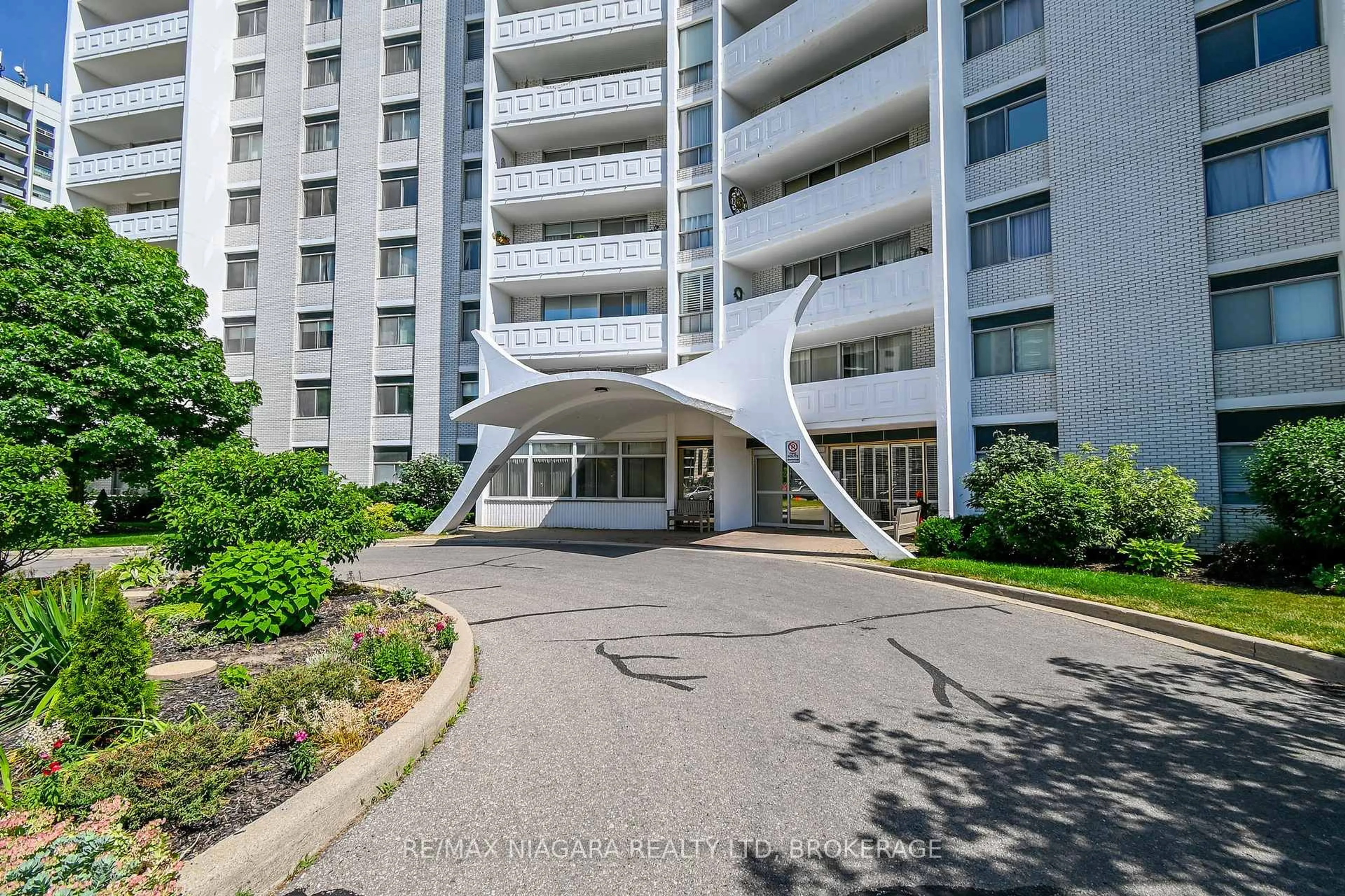 Indoor foyer for 15 Towering Heights Blvd #1005, St. Catharines Ontario L2T 3G7