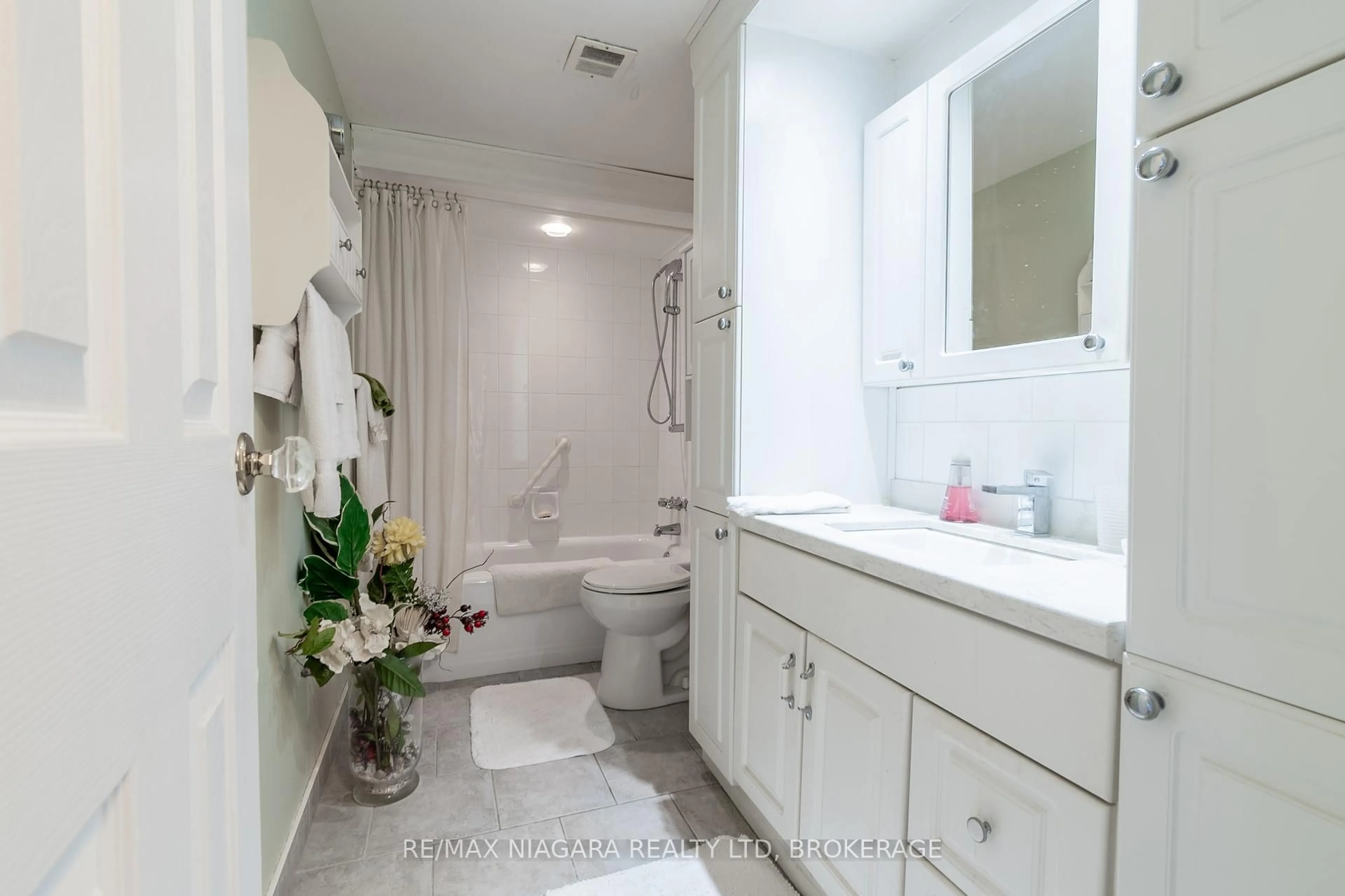 Standard bathroom, ceramic/tile floor for 15 Towering Heights Blvd, St. Catharines Ontario L2T 3G7