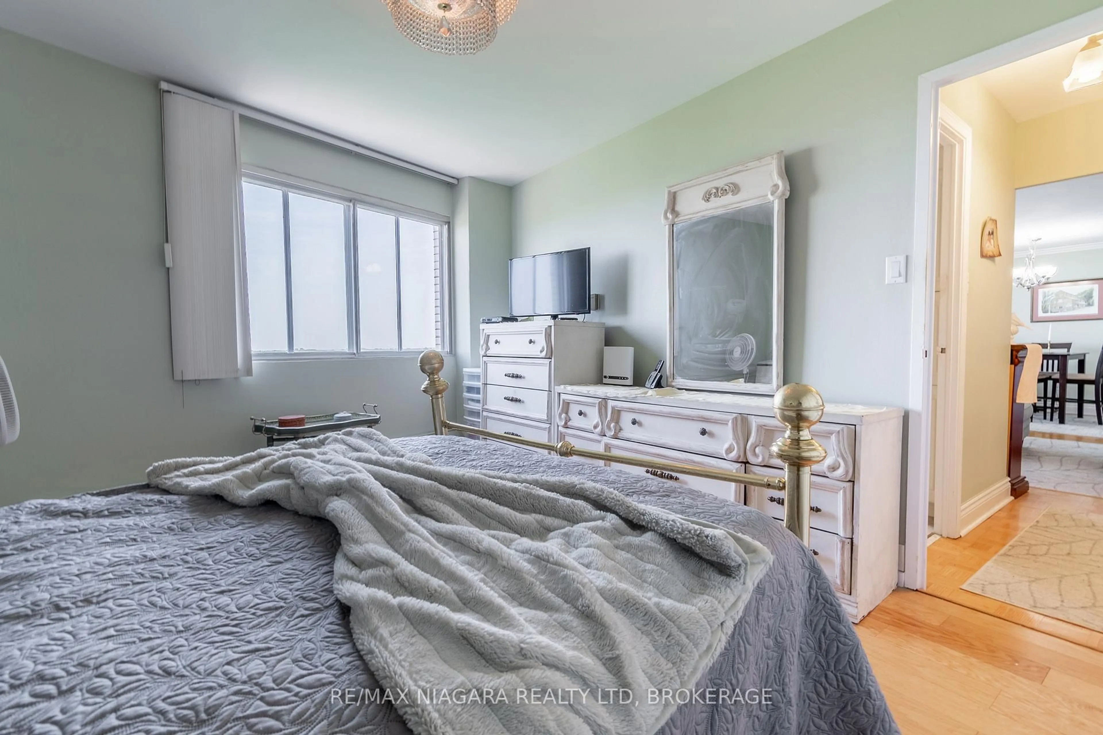 Bedroom with bed, unknown for 15 Towering Heights Blvd, St. Catharines Ontario L2T 3G7