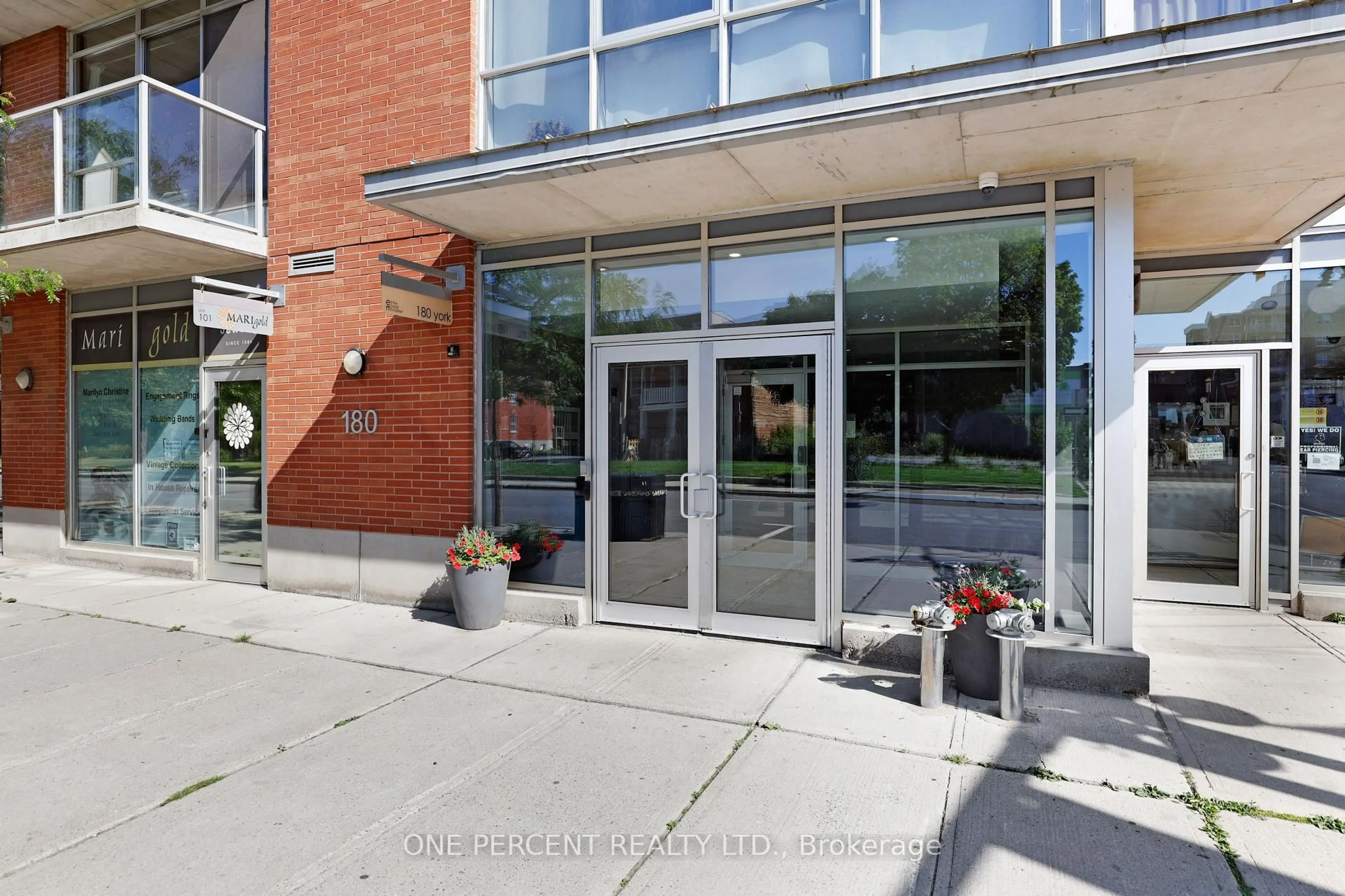 Indoor foyer for 180 York St #904, Ottawa Ontario K1N 1J6