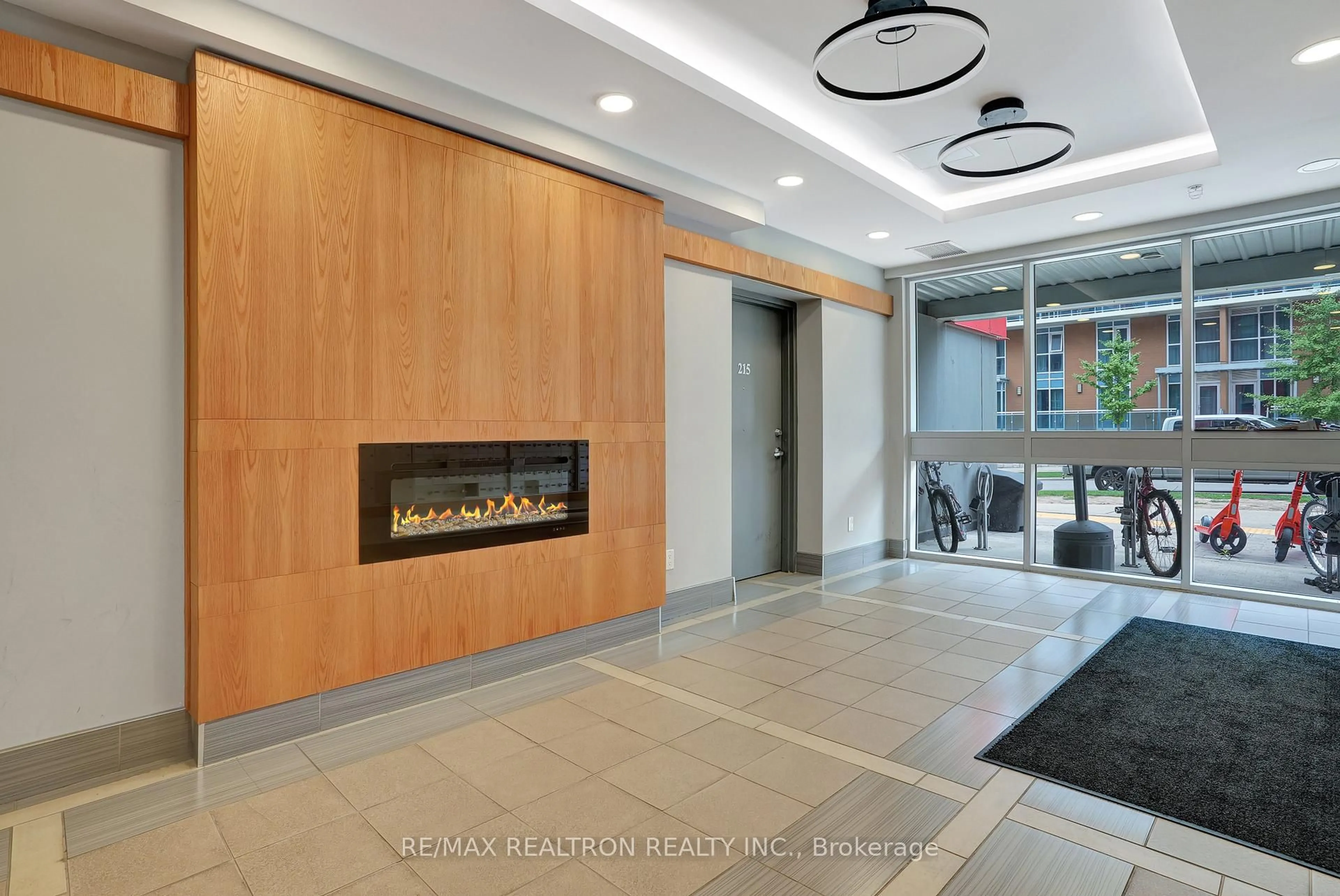 Indoor foyer for 258B Sunview St #228, Waterloo Ontario N2L 3V9