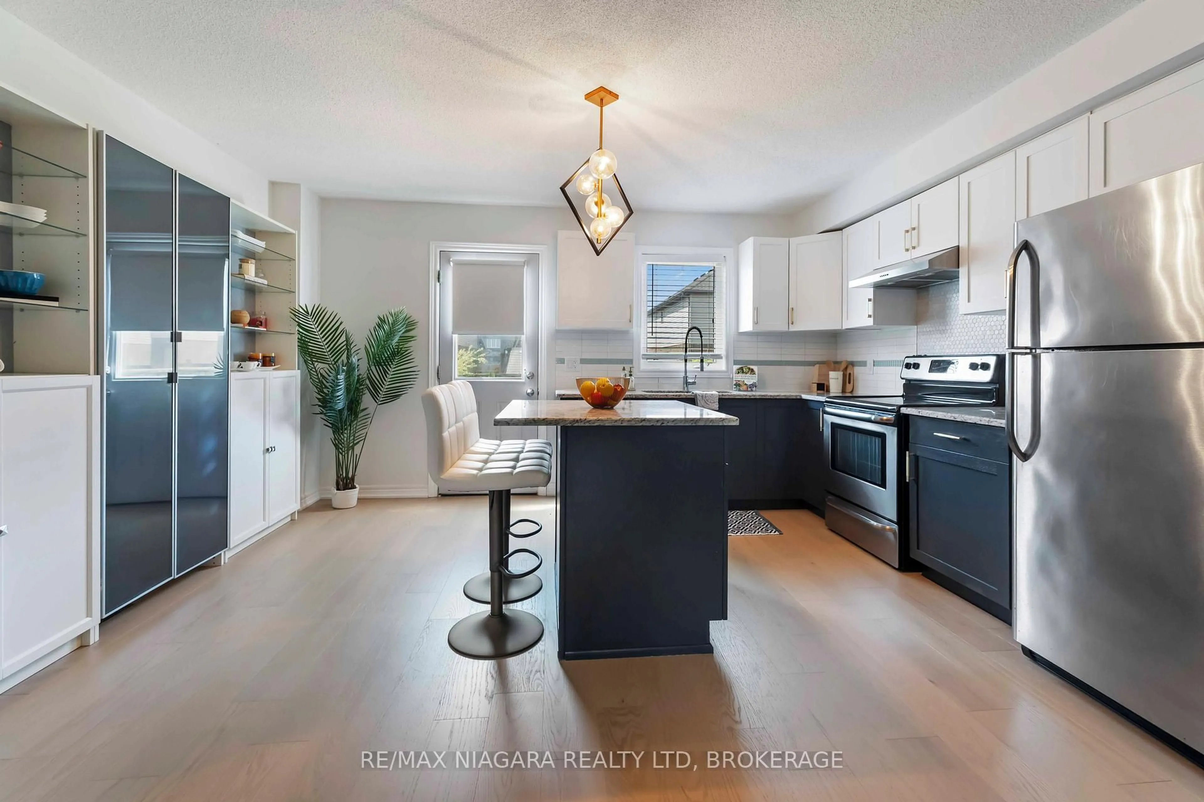 Open concept kitchen, ceramic/tile floor for 6117 Kelsey Cres #10, Niagara Falls Ontario L2H 0L6