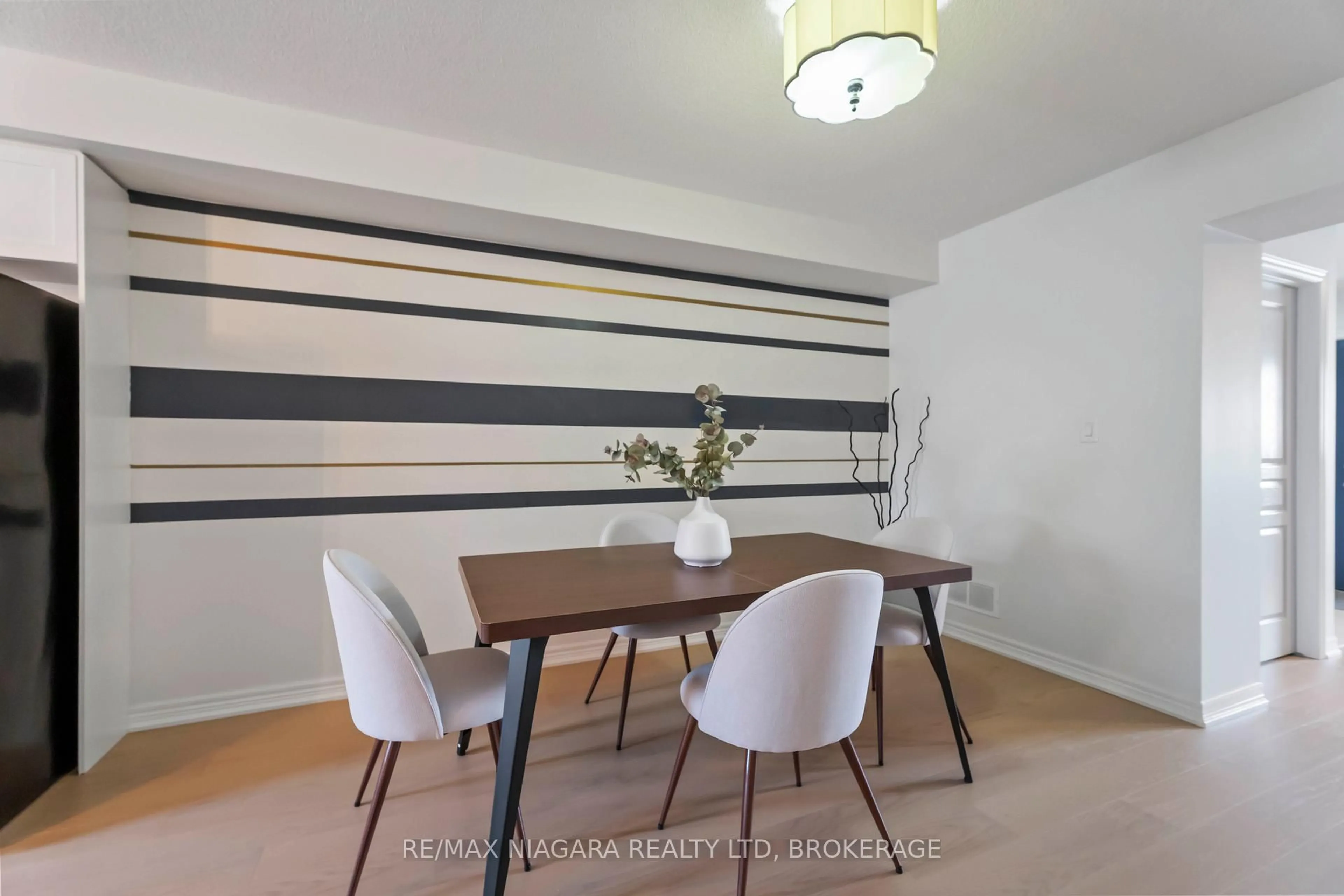 Dining room, wood/laminate floor for 6117 Kelsey Cres #10, Niagara Falls Ontario L2H 0L6