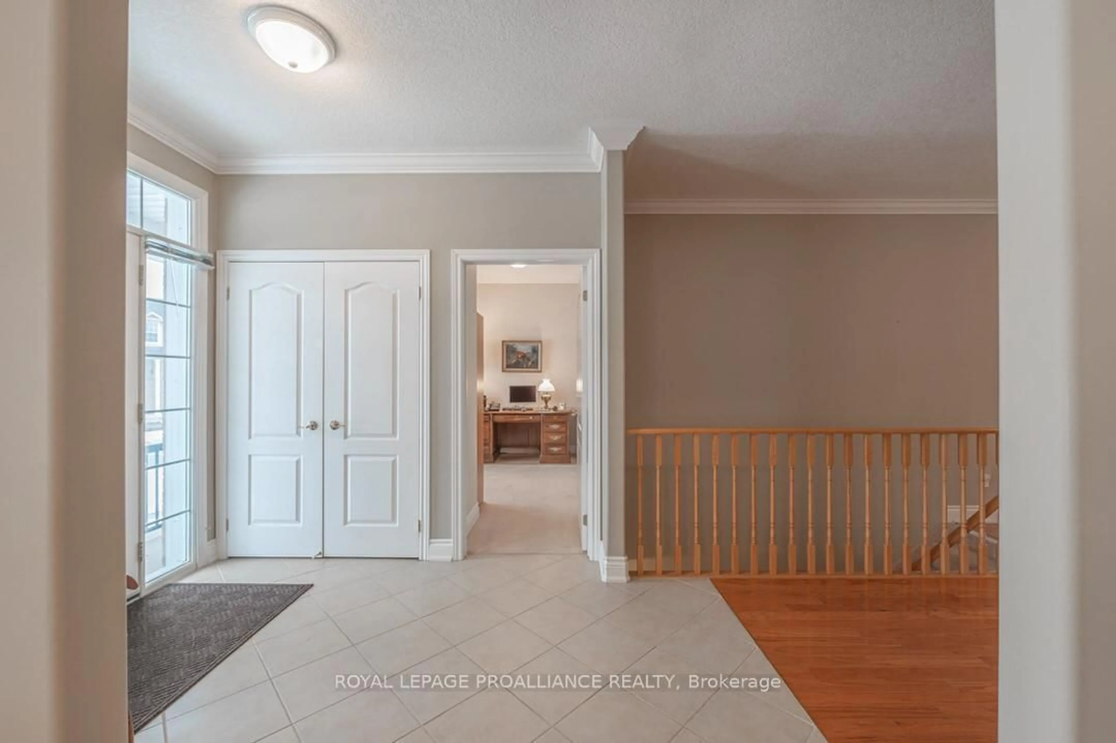 Indoor entryway for 906 Carlisle St, Cobourg Ontario K9A 0C3