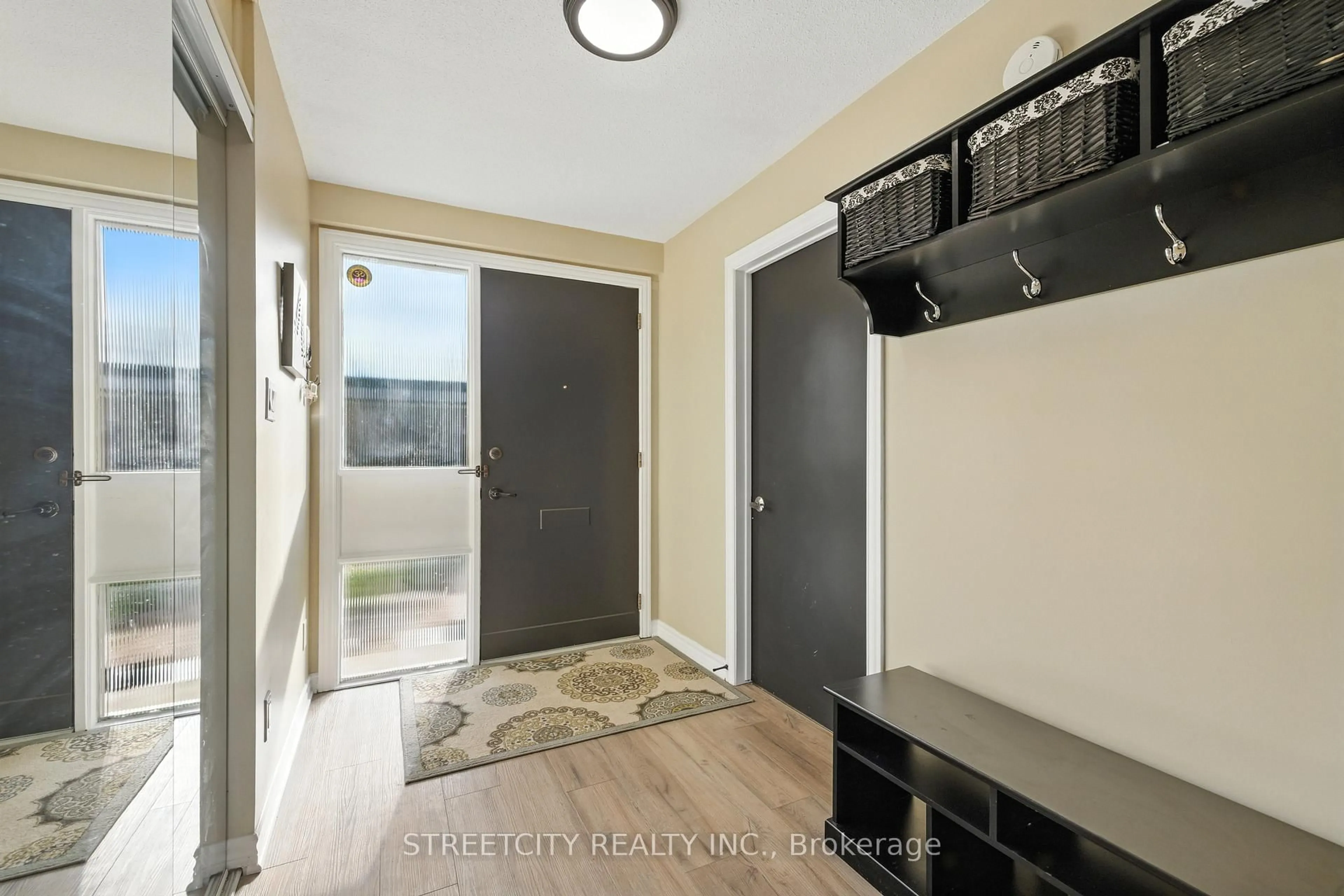 Indoor entryway for 534 Cranbrook Rd, London South Ontario N6K 2X3