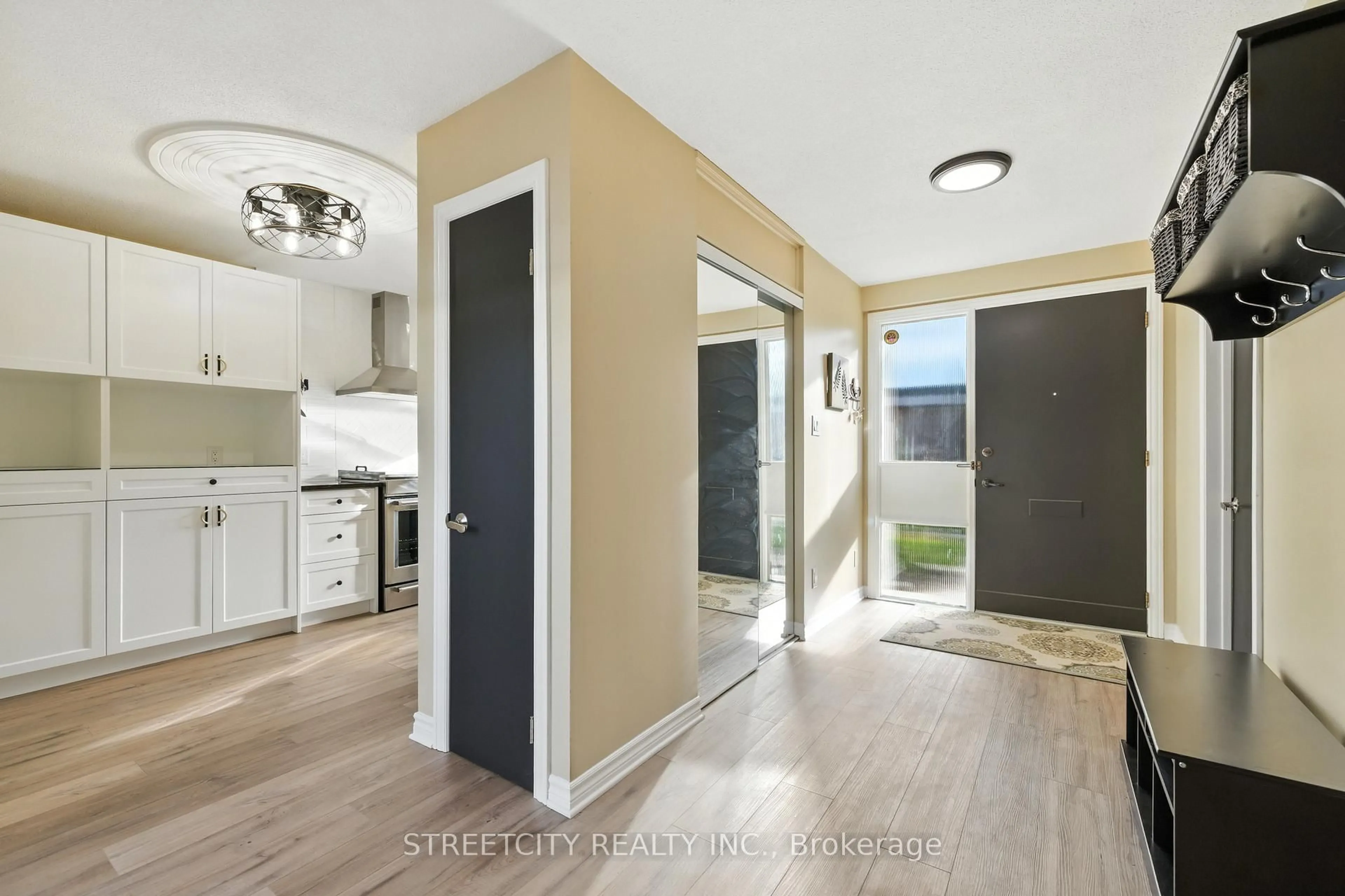 Indoor entryway for 534 Cranbrook Rd, London South Ontario N6K 2X3