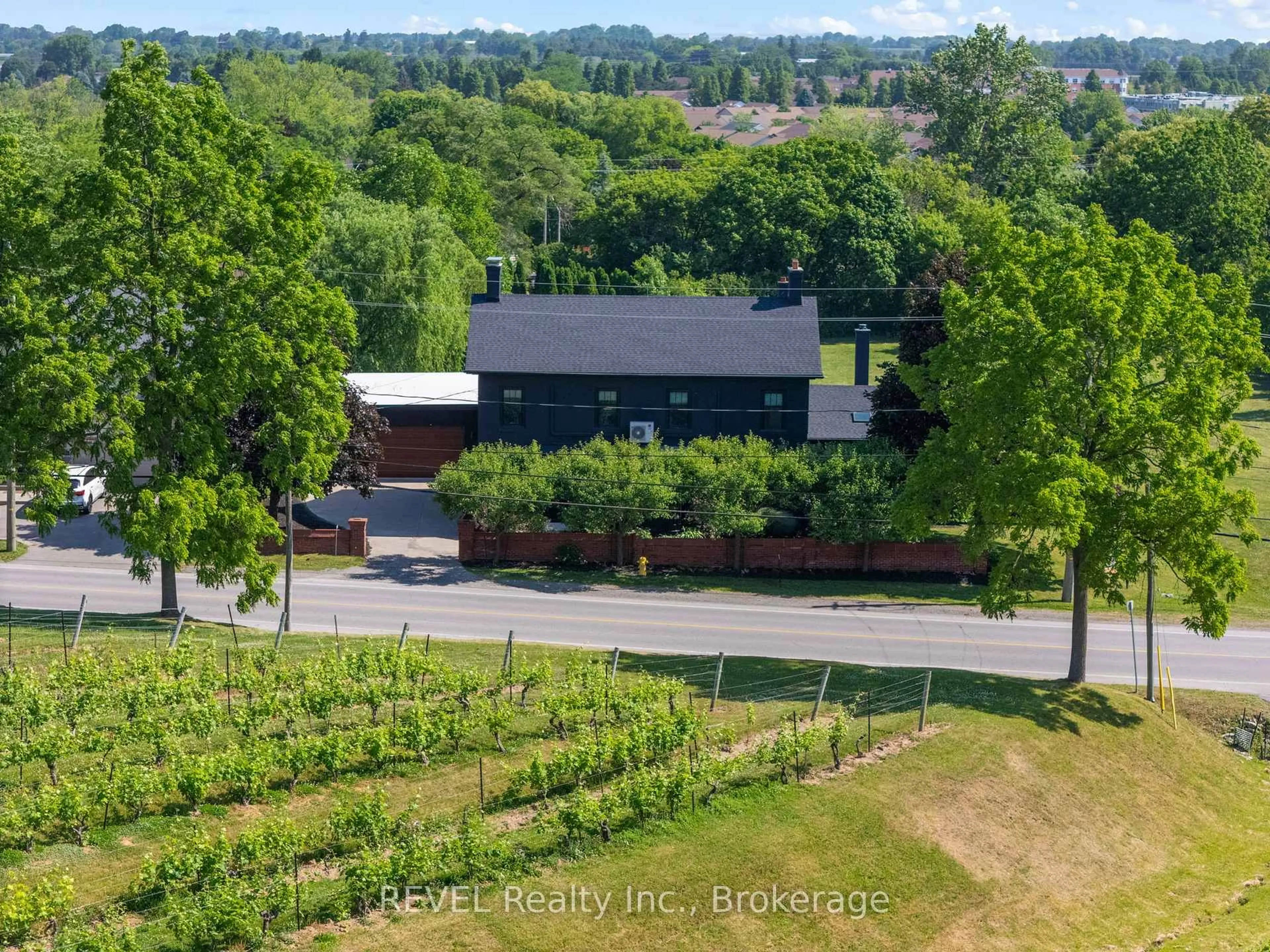 A pic from outside/outdoor area/front of a property/back of a property/a pic from drone, unknown for 3543 King St, Lincoln Ontario L0R 2C0