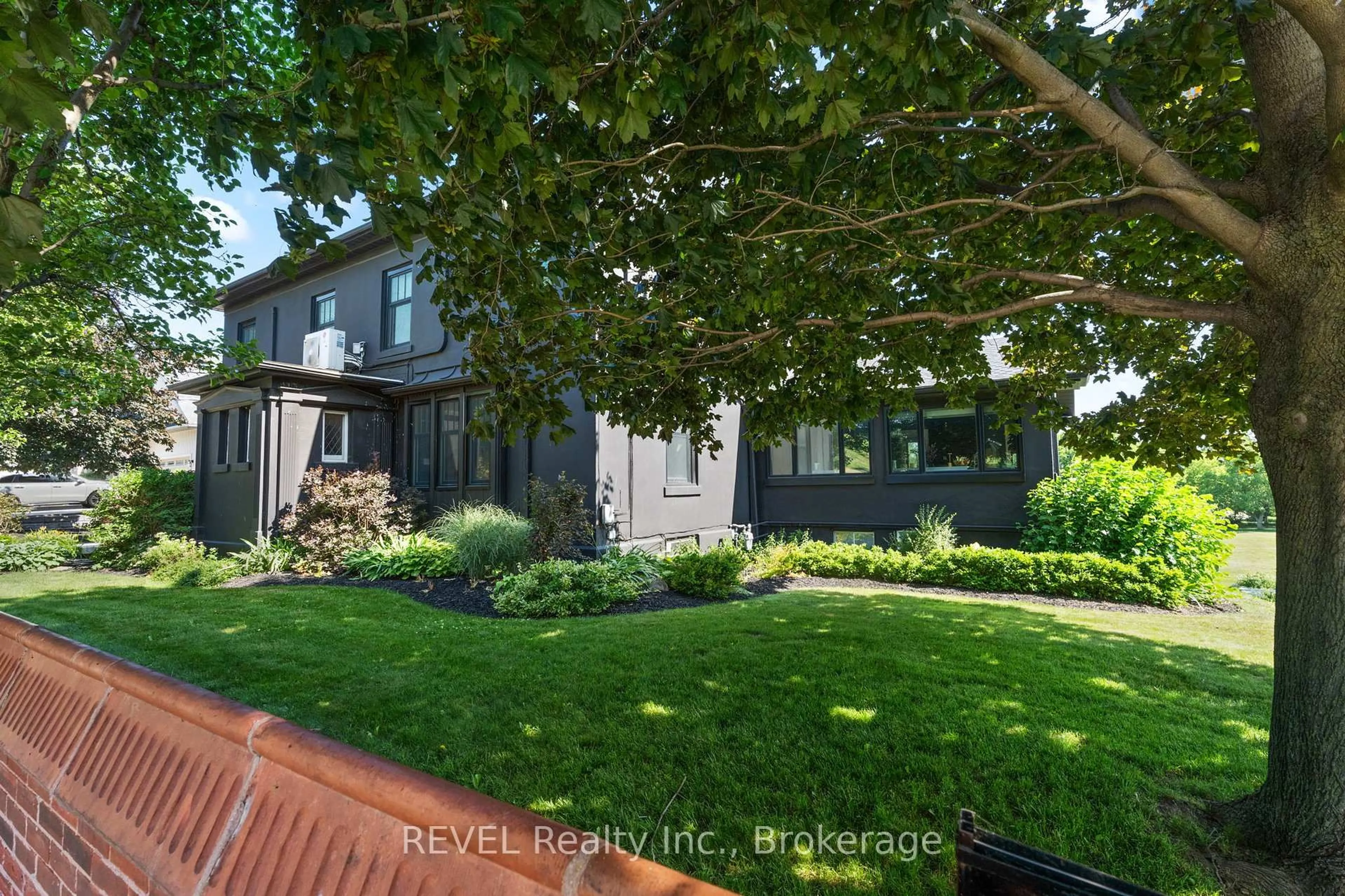 A pic from outside/outdoor area/front of a property/back of a property/a pic from drone, street for 3543 King St, Lincoln Ontario L0R 2C0